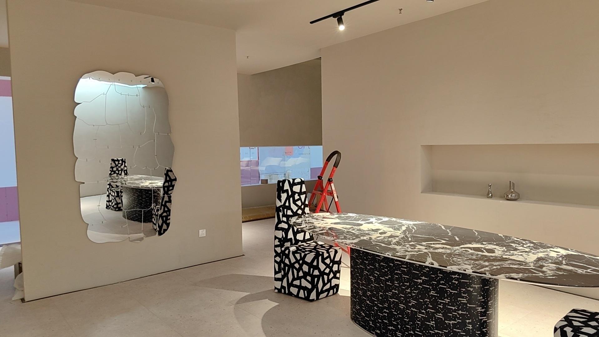 Trasforma l'arredamento della tua casa con questo specchio da parete Modern Abstract Acrylic, un pezzo accattivante che fonde arte e design moderno. Con un'altezza impressionante di circa 73,6 pollici e una larghezza di 42,1 pollici, questo specchio