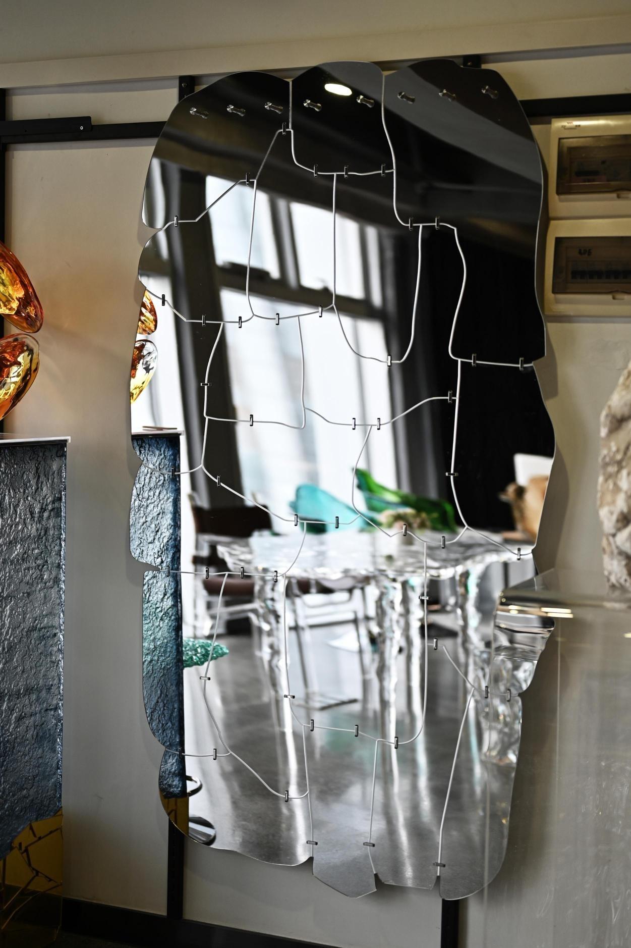 Art Déco Specchio da parete in acrilico astratto moderno con supporto in alluminio - dichiarazione decorativa in vendita