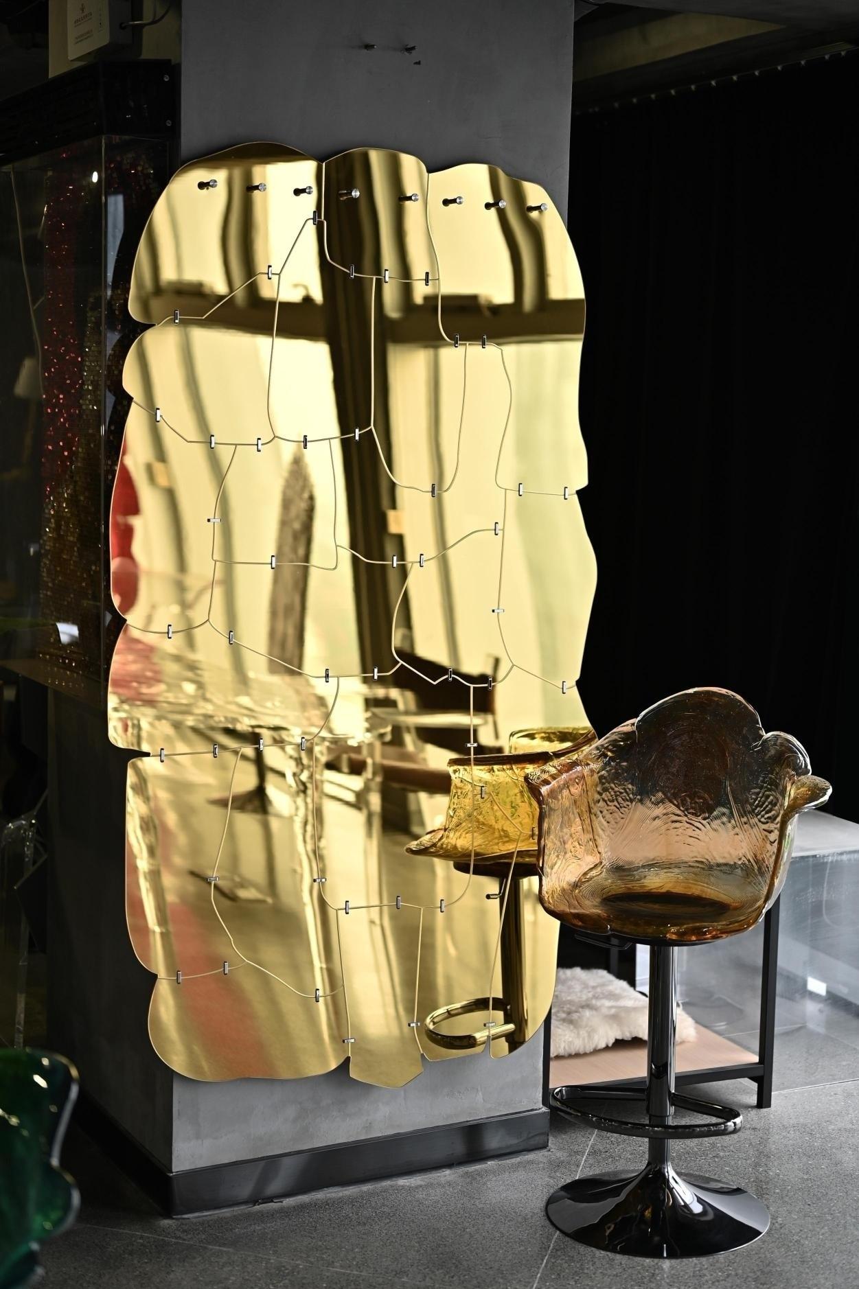 Moderner abstrakter Acryl-Wandspiegel mit Aluminiumträger - dekoratives Statement (Art déco) im Angebot