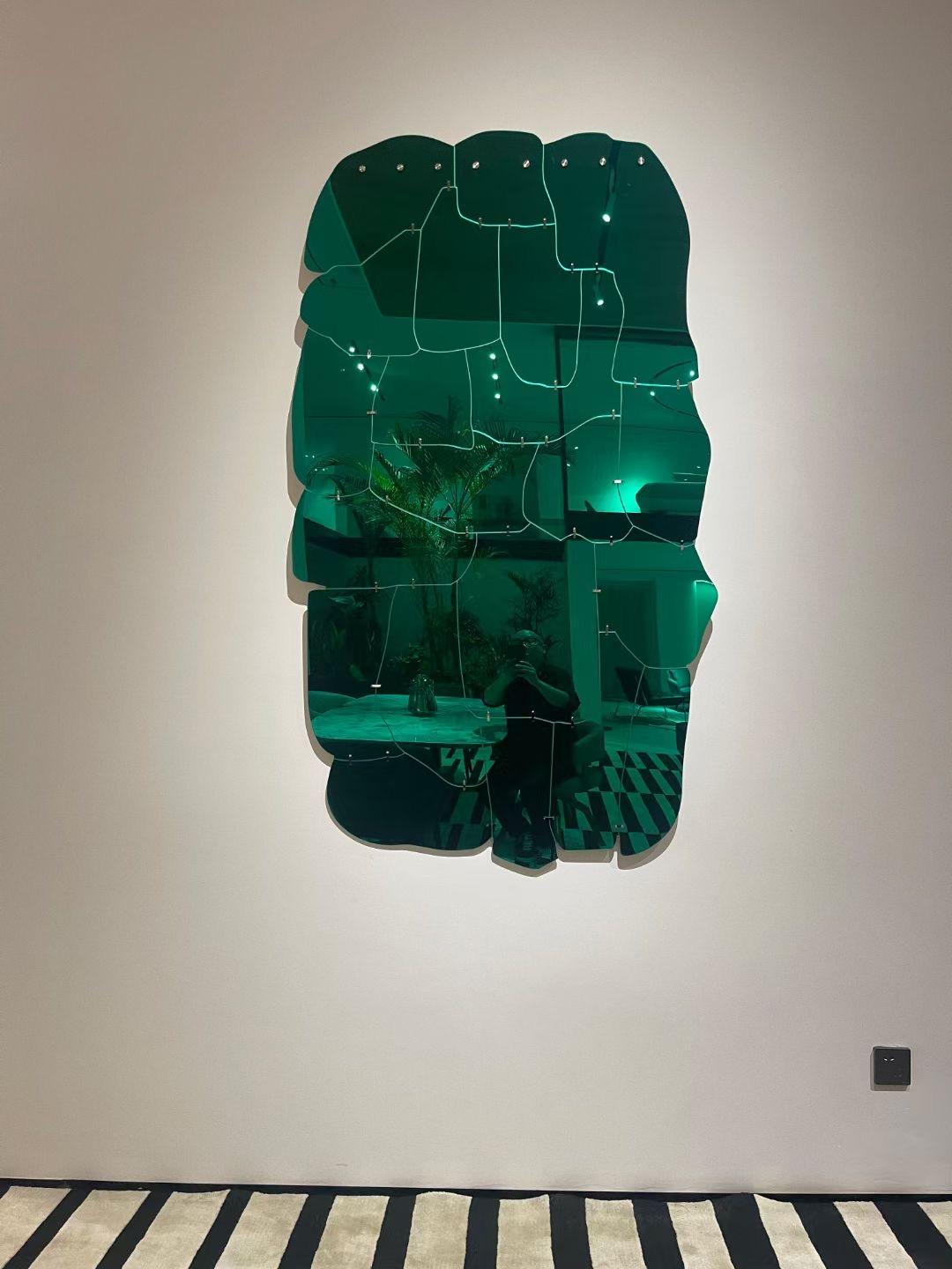 Fait main Modern-Decor Miroir mural abstrait en acrylique avec support en aluminium - Déclaration décorative en vente