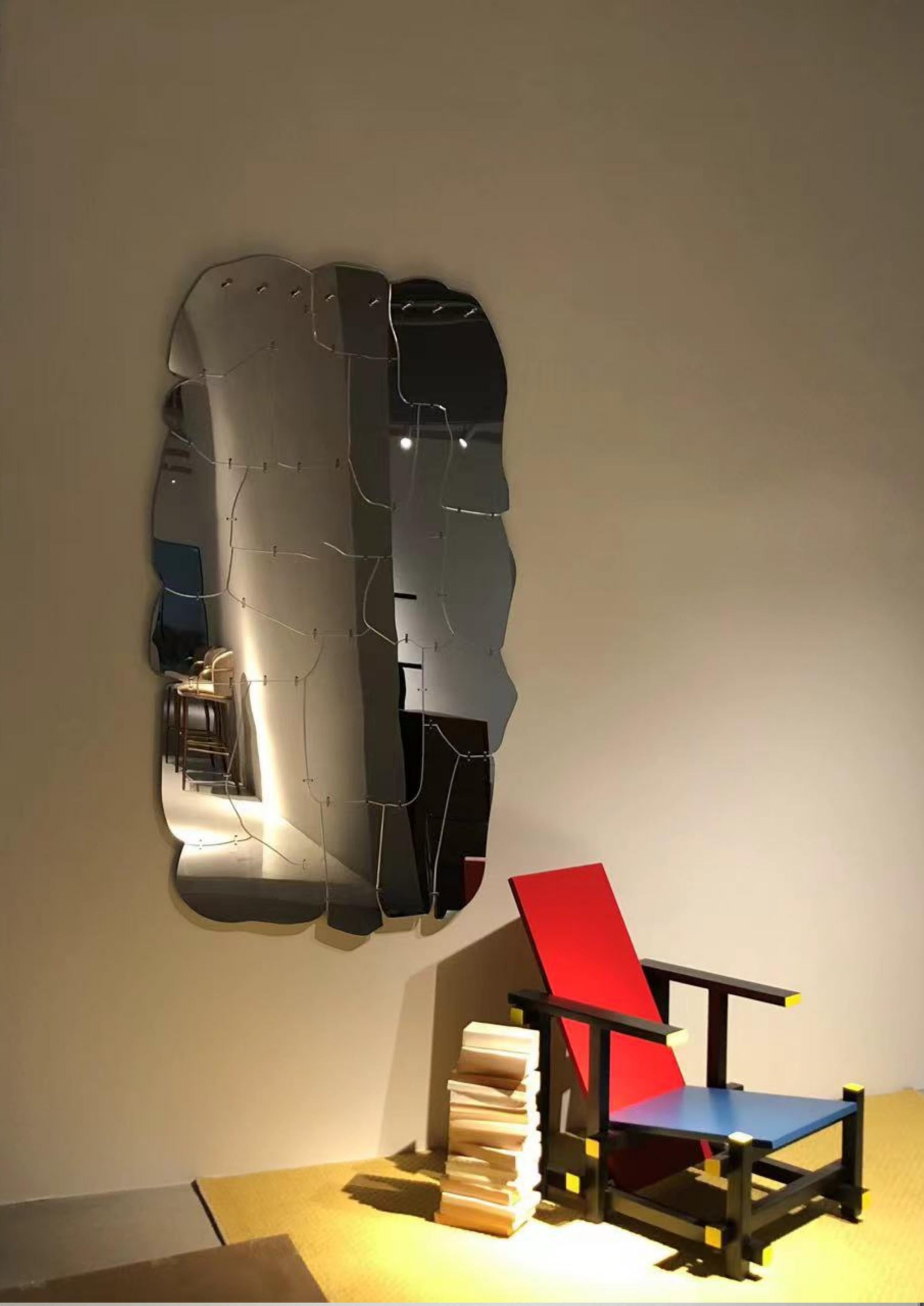 Specchio da parete in acrilico astratto moderno con supporto in alluminio - dichiarazione decorativa In condizioni Nuovo in vendita a Monroe, NY