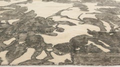 Tappeto oversize in seta con motivo astratto moderno e disegno a carboncino "Shadowleaf", disegnato da Eskayel