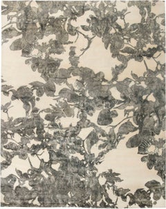 Tappeto oversize in seta con motivo astratto moderno e disegno a carboncino "Shadowleaf", disegnato da Eskayel