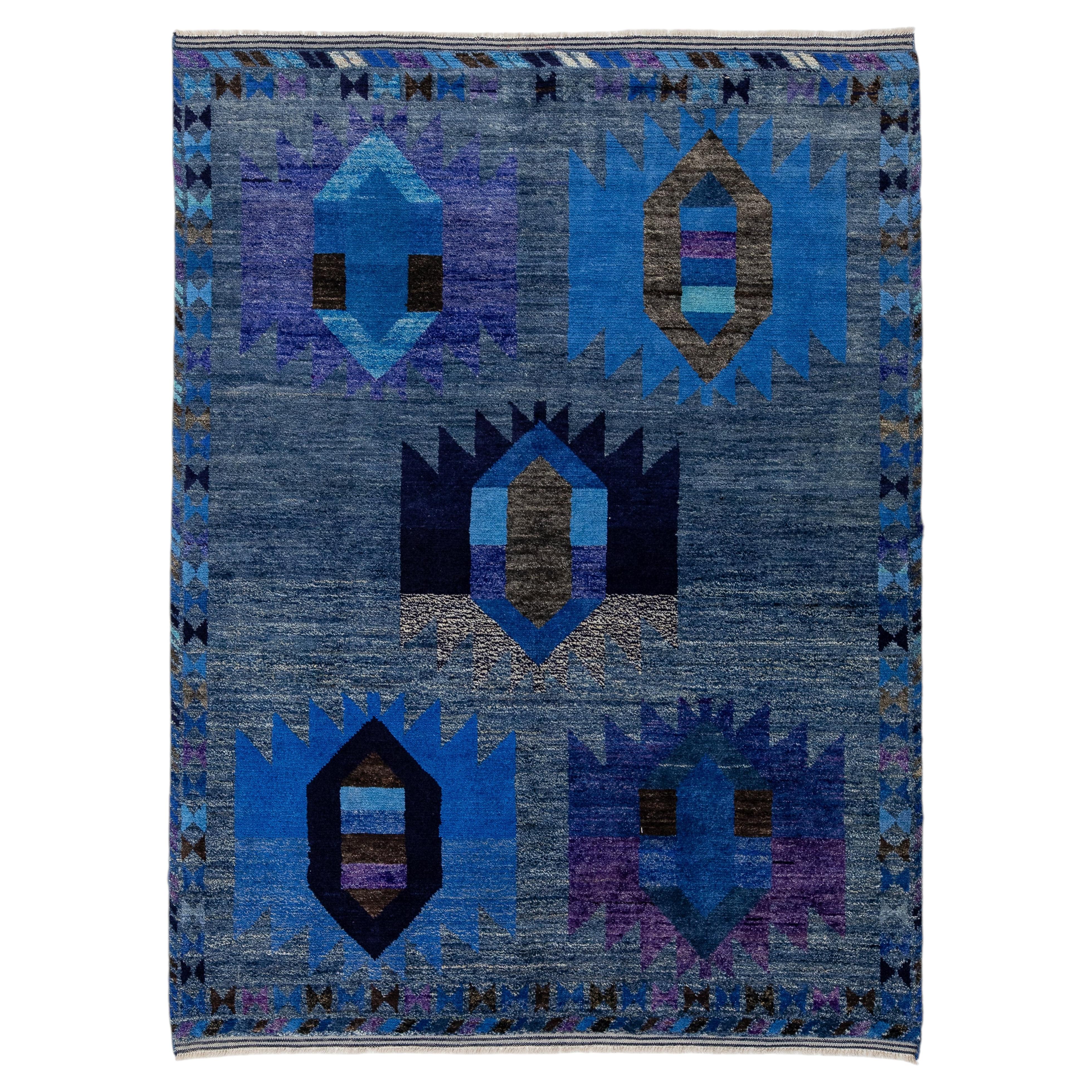 Alfombra abstracta moderna de lana azul estilo baluch - Diseño tribal geométrico 6x8 en venta