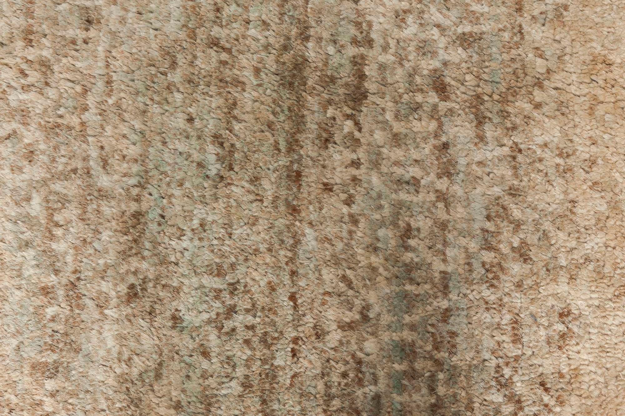 Tapis de course moderne en laine abstraite beige et verte, fait à la main par Doris Leslie Blau.
Taille : 5'4