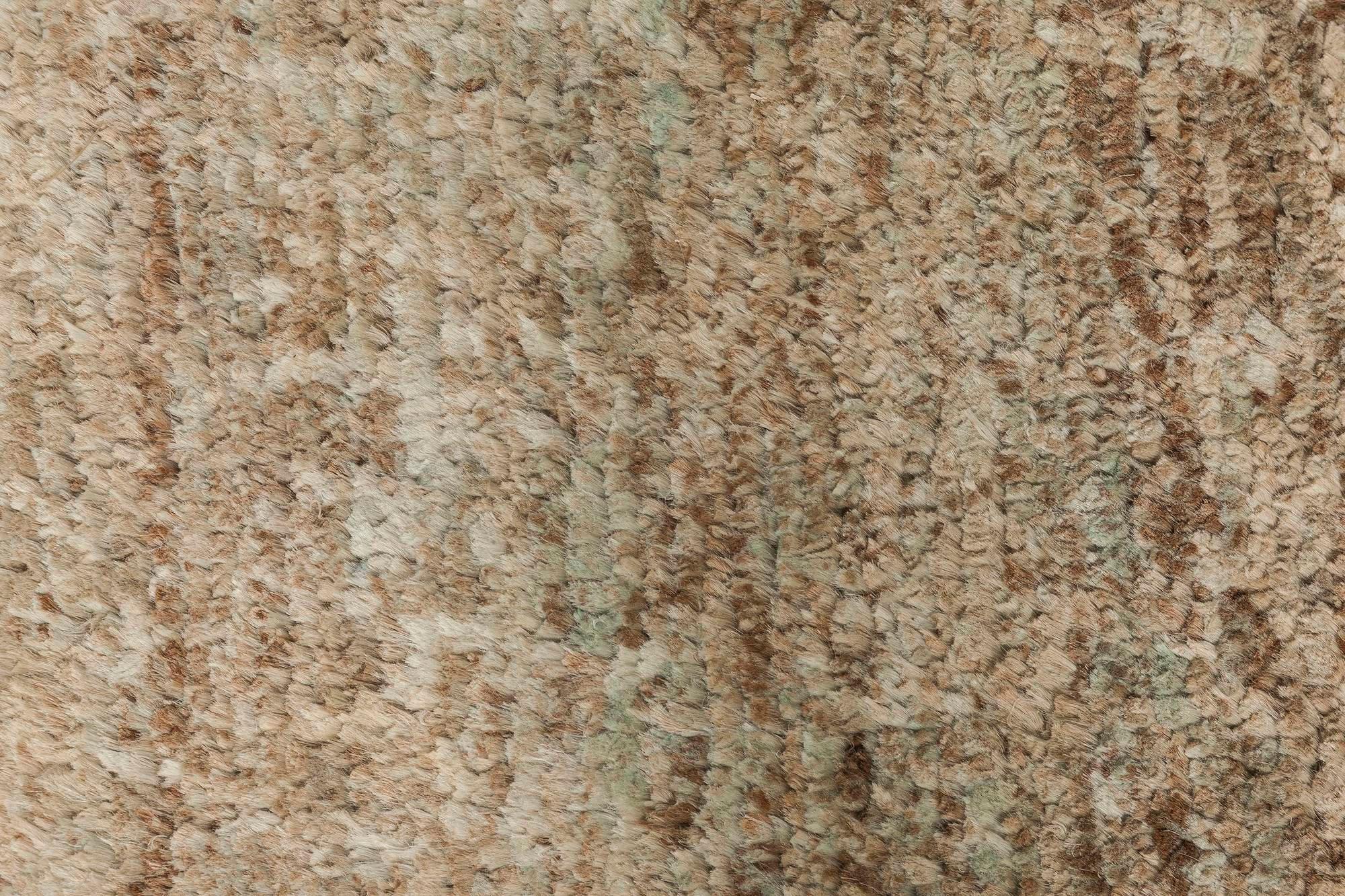 Indien Tapis de couloir moderne abstrait en laine beige et vert fait à la main par Doris Leslie Blau en vente