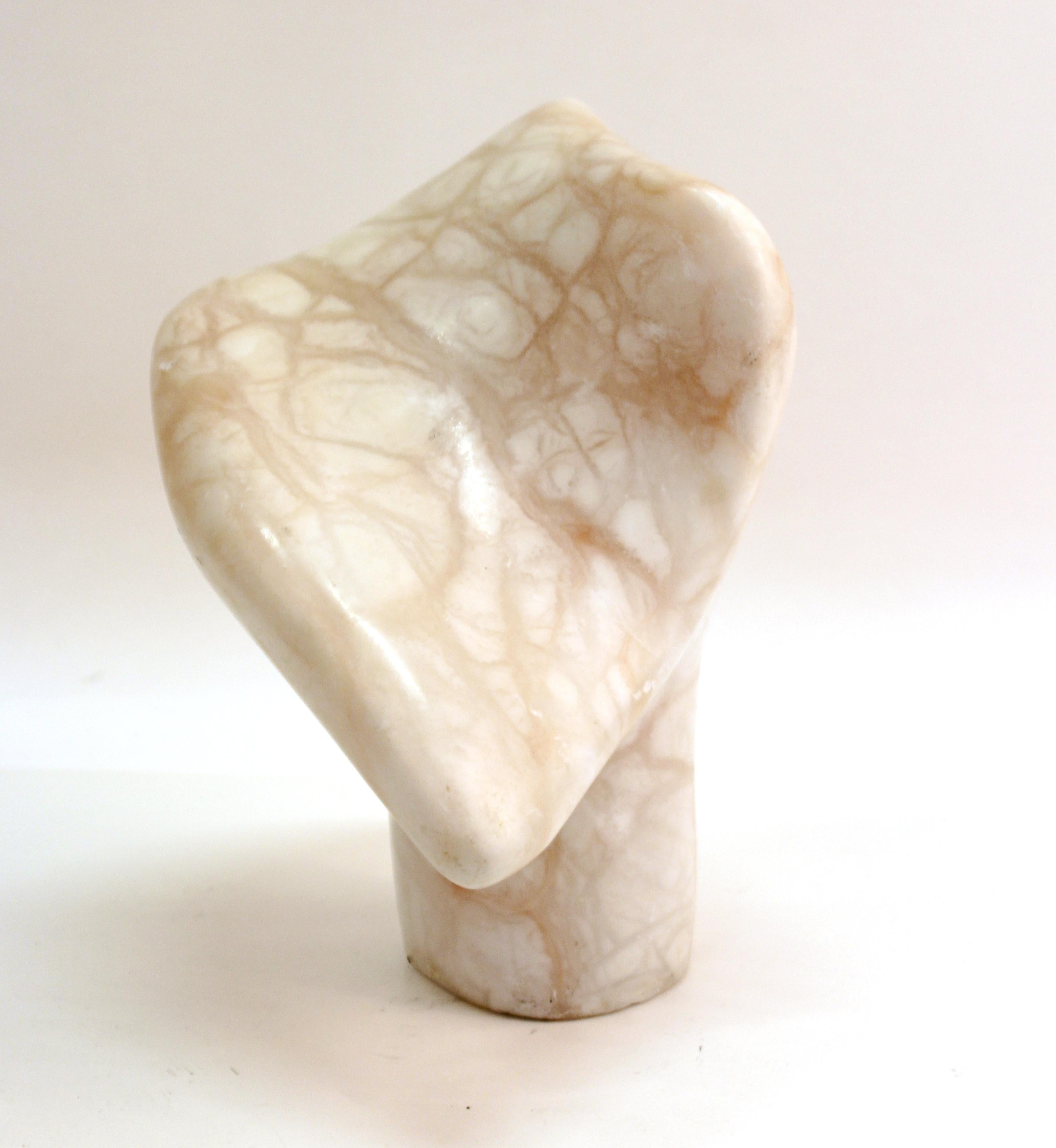 Modern abstract tabletop sculpture in biomorph shape, carved in veined off-white marble. The piece is unsigned and likely dates from the 1980s. In great vintage condition with age, appropriate wear and use.
