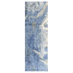 Moderner abstrakter blauer und beigefarbener handgefertigter Seiden-Läufer von Doris Leslie Blau