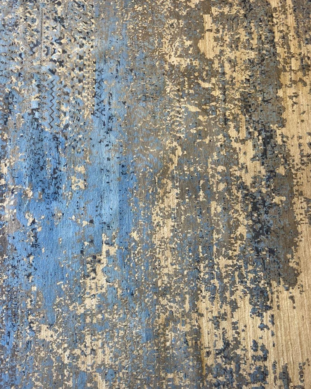 Moderner abstrakter blauer und neutraler handgeknüpfter Wollteppich, 5' x 7', dieser zeitgenössische Teppich bringt eine heitere, malerische Qualität in jedes Interieur. Das aus reiner Wolle handgeknüpfte Stück zeichnet sich durch eine dynamische