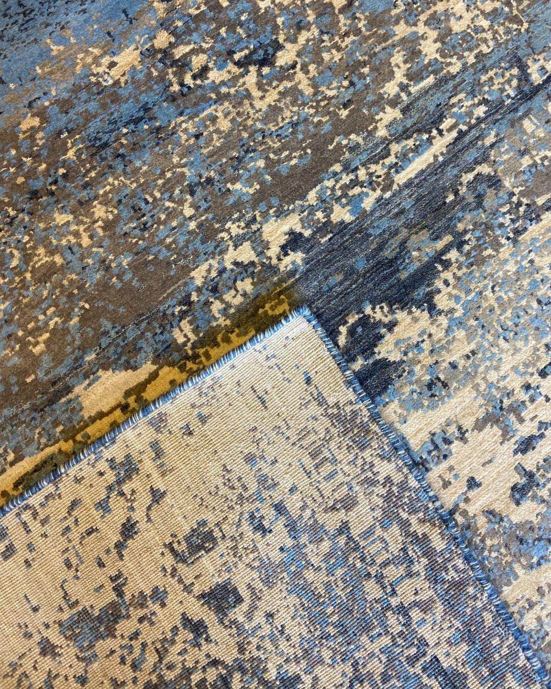 Modern Abstract Blue, Cream, and Gray Hand-Knotted Wool Rug, 5' x 7' (Wolle) im Angebot