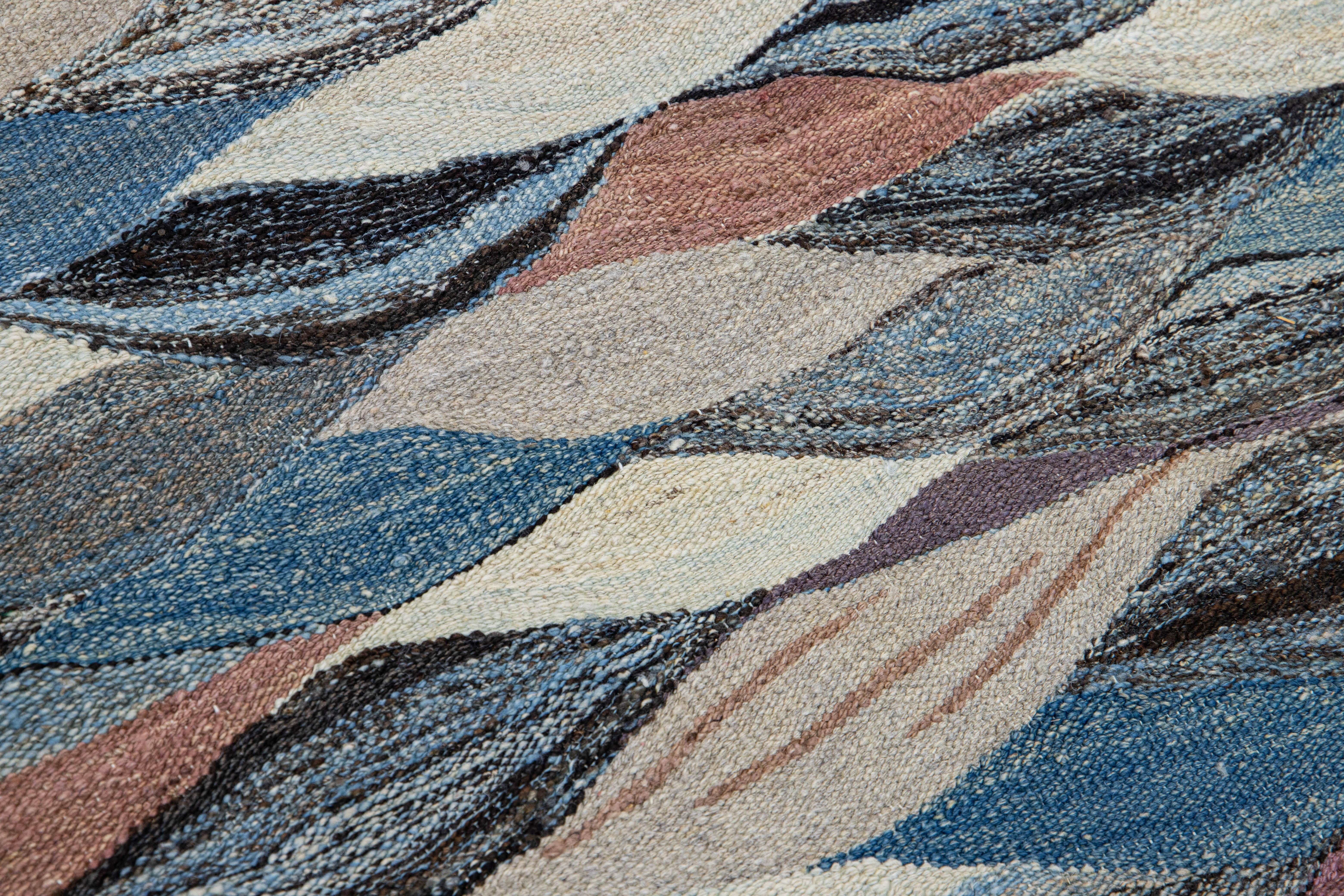 XXIe siècle et contemporain Tapis moderne abstrait en laine bleu à tissage plat et surdimensionné en vente