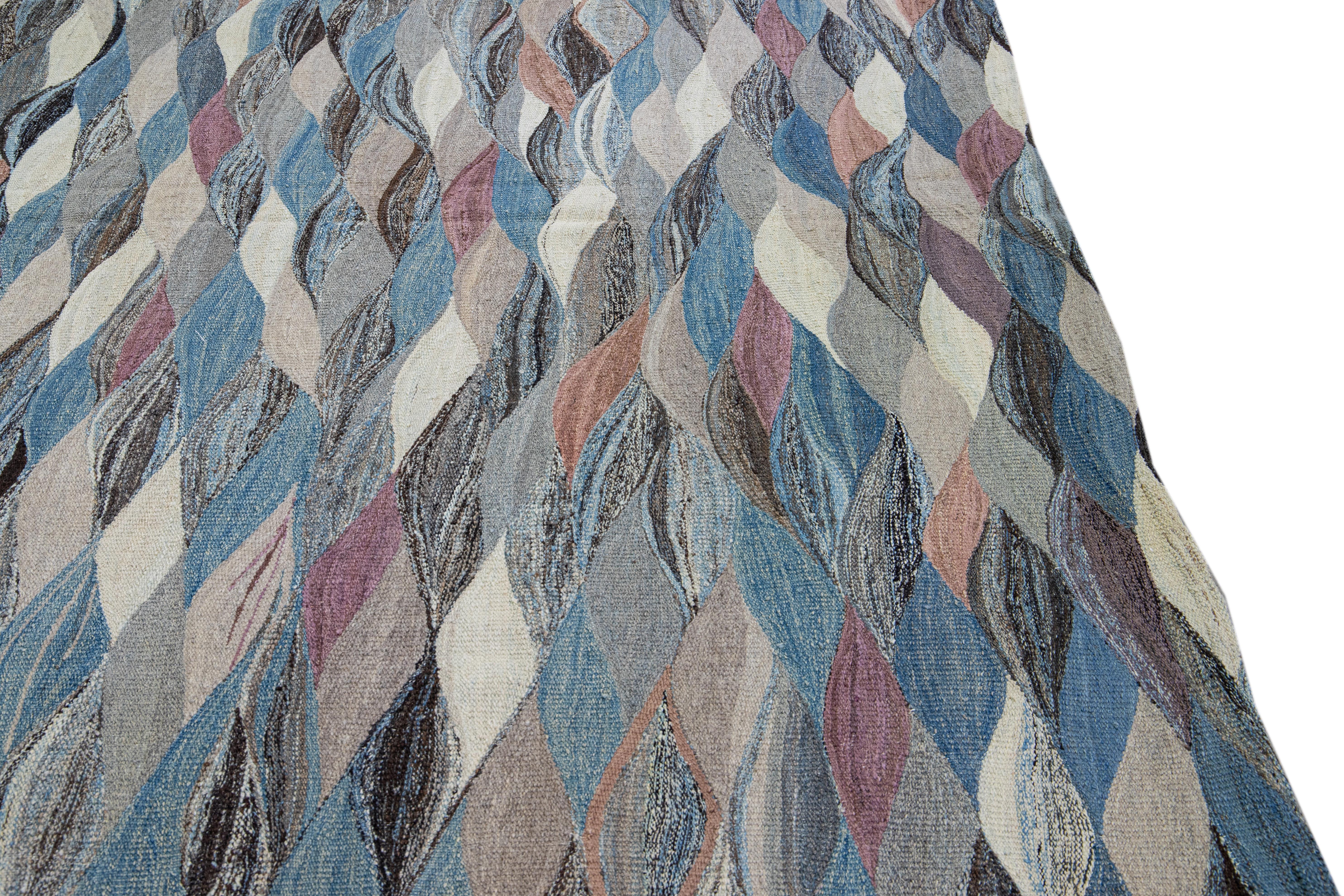 Tapis moderne abstrait en laine bleu à tissage plat et surdimensionné en vente 1