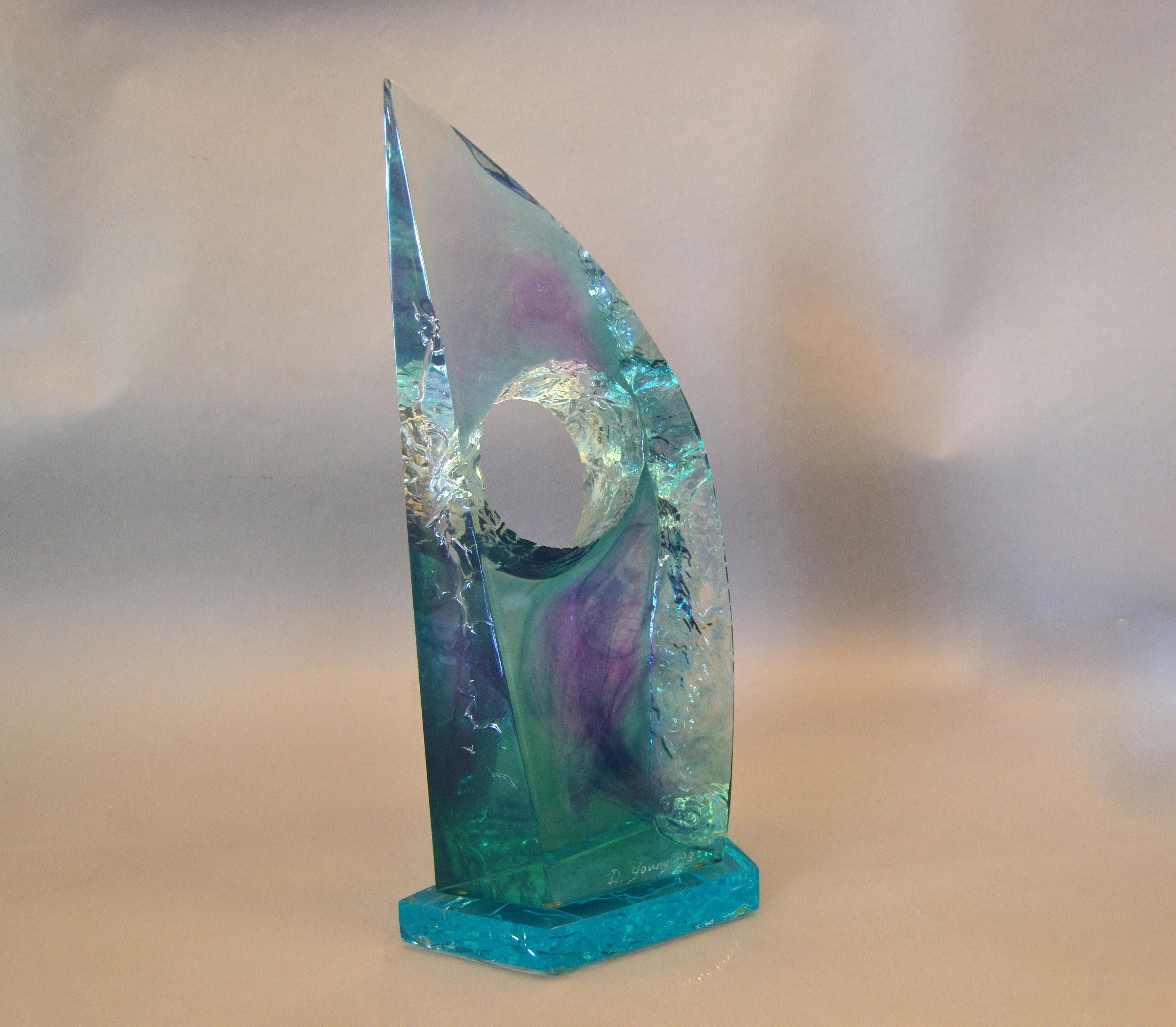 Scultura in acrilico di fine secolo ispirata agli elementi dell'oceano.
Quando le onde luminose si riflettono sulla scultura, le varietà del colore blu differiscono meravigliosamente in termini di tonalità.
Le linee pulite, gli angoli e i dintorni