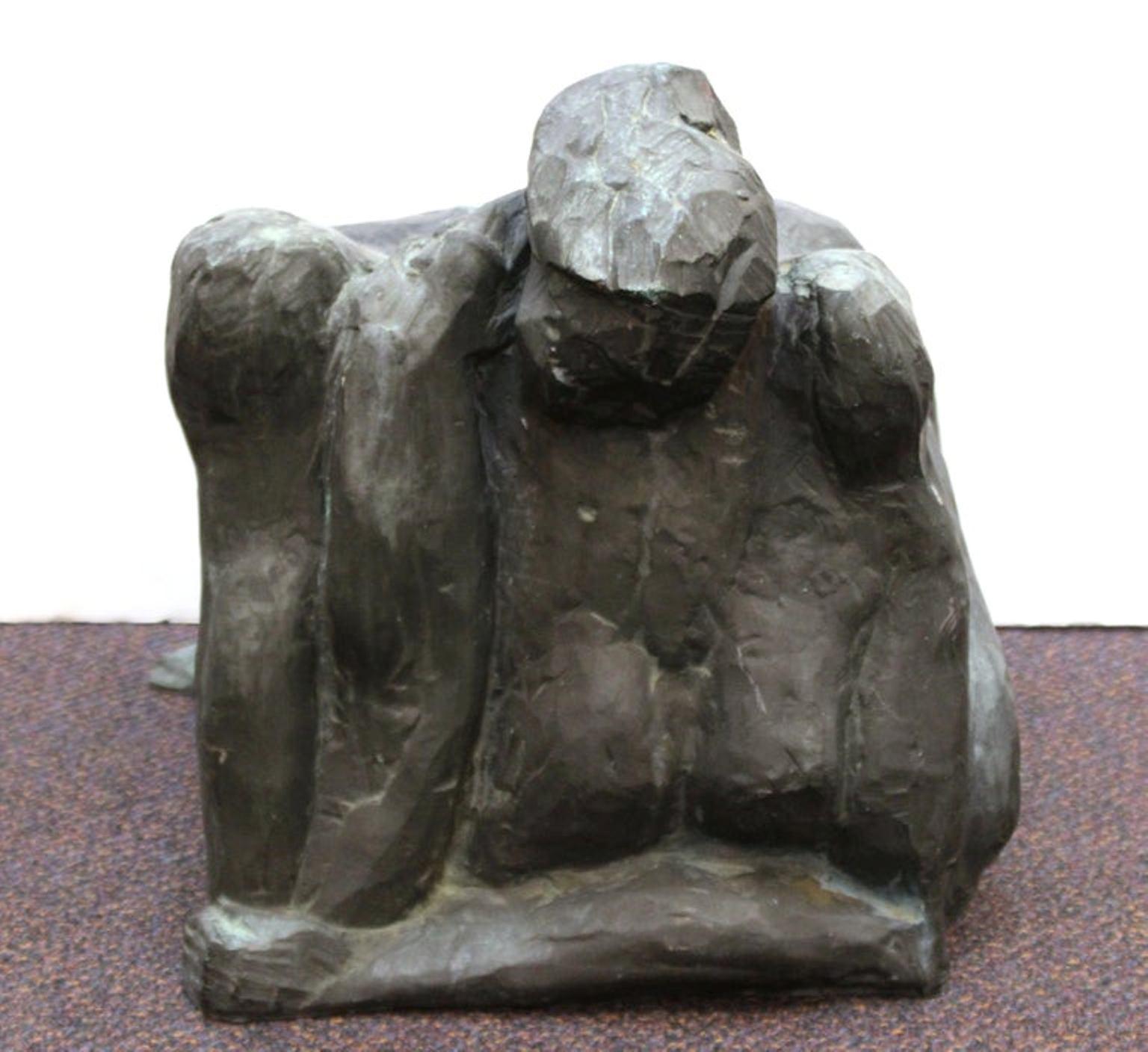 Modern abstract sculpture cast in bronze, depicting a crouching woman. In very good vintage condition. 

Dealer: S138XX 
