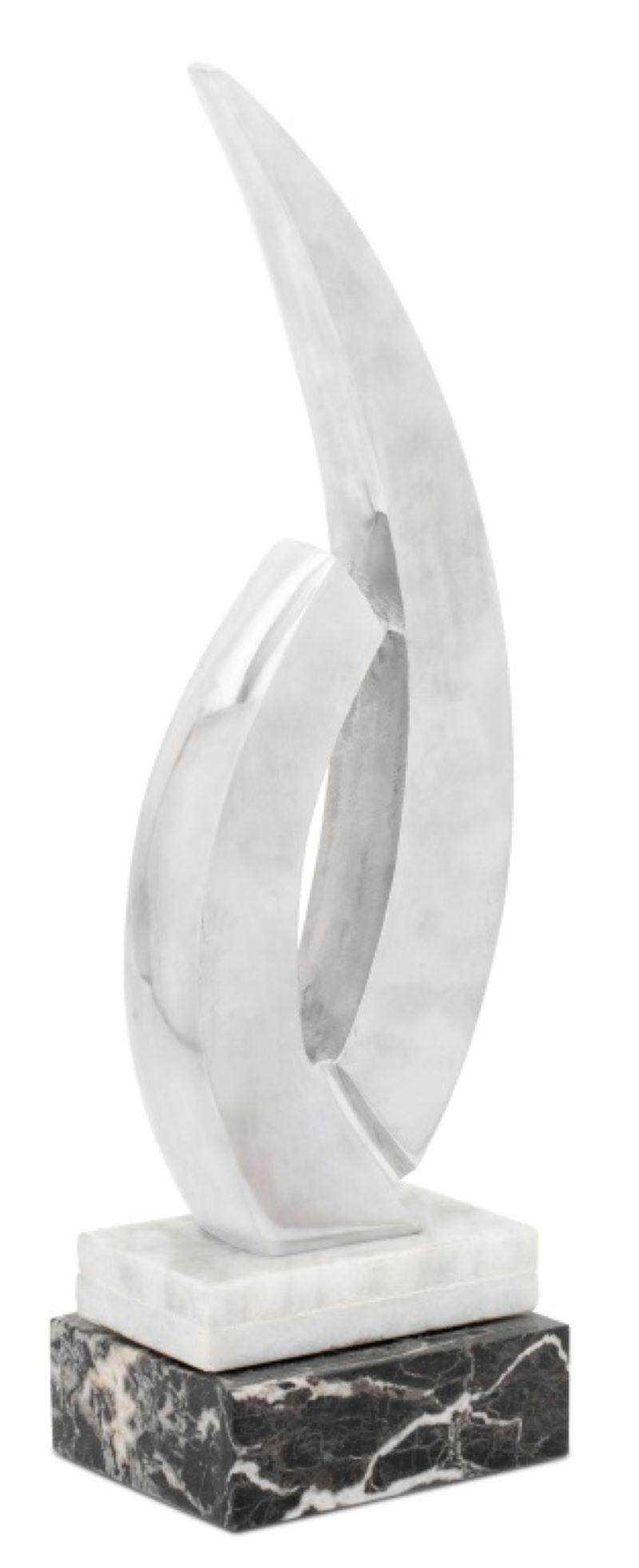 Scultura astratta moderna in cromo e marmo, base in marmo bianco e nero impilato. 17,5