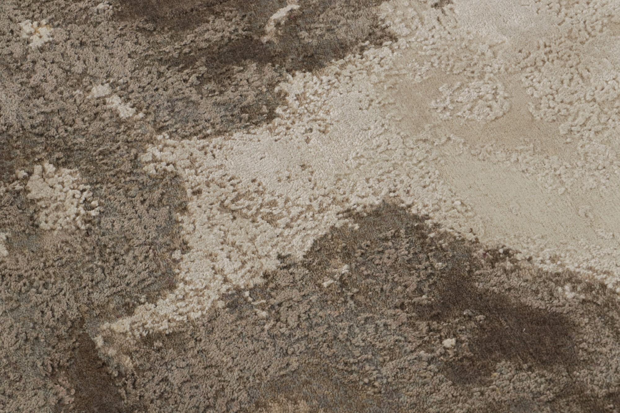 Moderner abstrakter Teppich in Beige-Braun, Taupe und Goldakzenten (Handgeknüpft) im Angebot