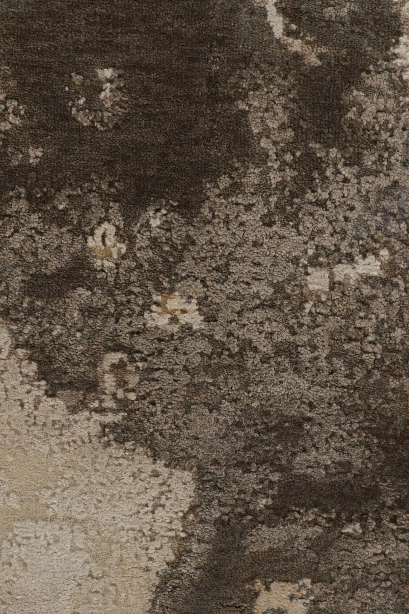 Moderner abstrakter Teppich in Beige-Braun, Taupe und Goldakzenten (21. Jahrhundert und zeitgenössisch) im Angebot