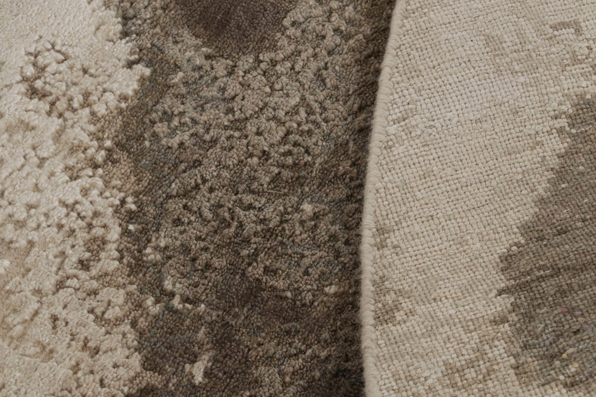 Moderner abstrakter Teppich in Beige-Braun, Taupe und Goldakzenten (Wolle) im Angebot