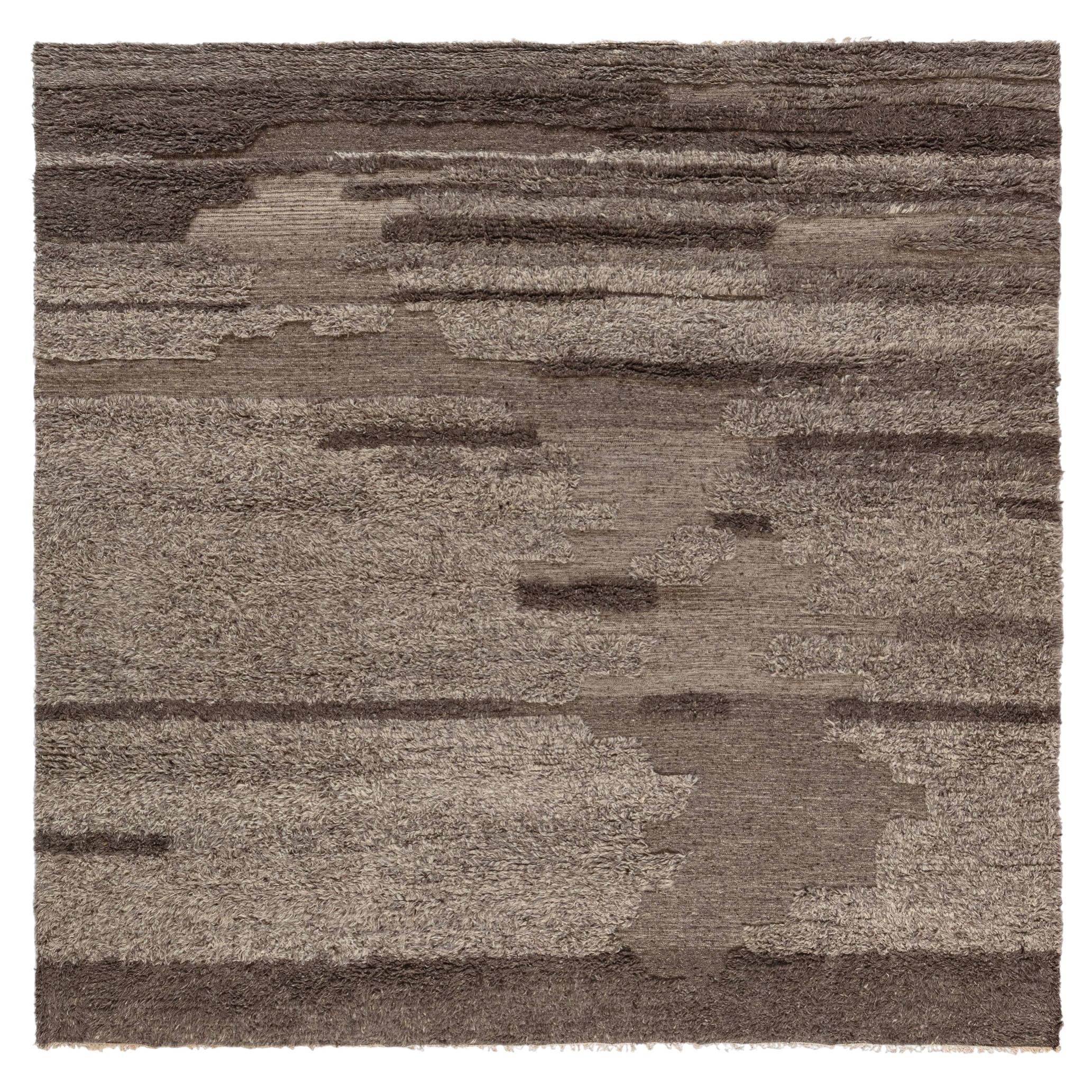 Tapis moderne, abstrait et classique, couleur taupe, « Grey Strata » de Doris Leslie Blau