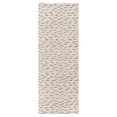 Tapis de passage abstrait moderne, couleur crème et cuir, « Bouleau » de Doris Leslie Blau