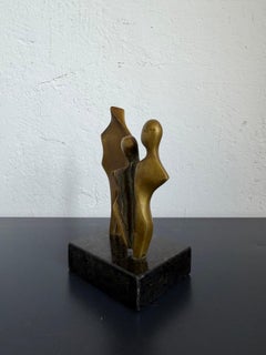 Escultura geométrica abstracta moderna de bronce sobre base de granito negro, Brasil Años 80