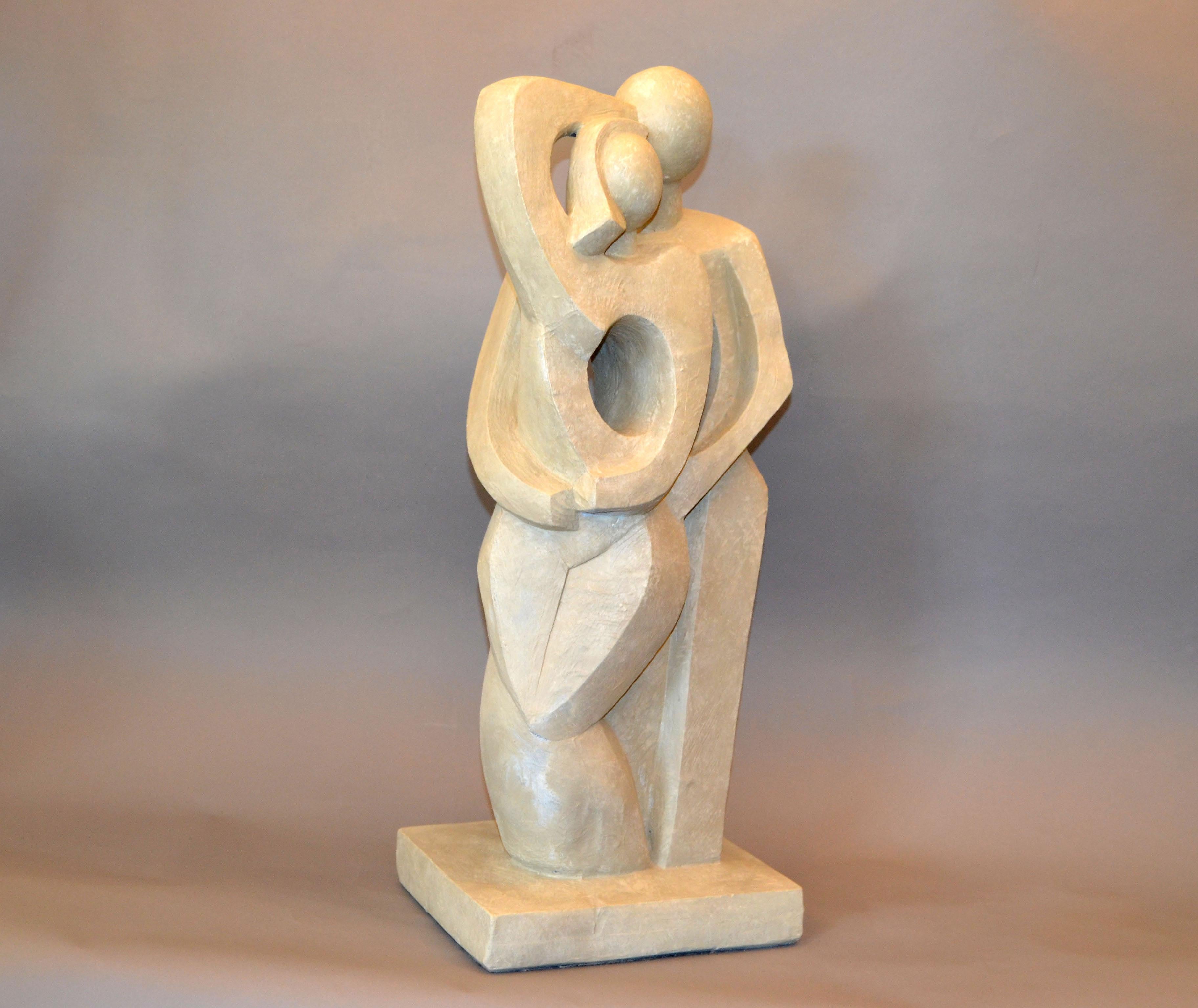 Sculpture géométrique abstraite moderne embrassant deux amoureux en plâtre gris en vente 2