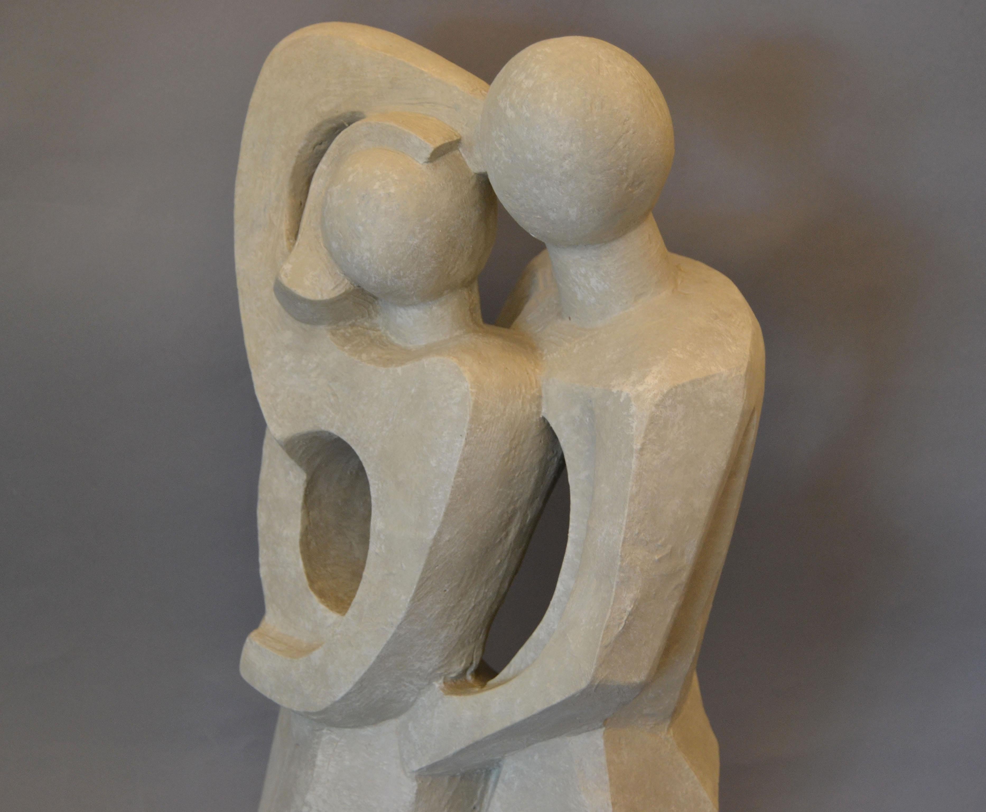 Moderne Sculpture géométrique abstraite moderne embrassant deux amoureux en plâtre gris en vente