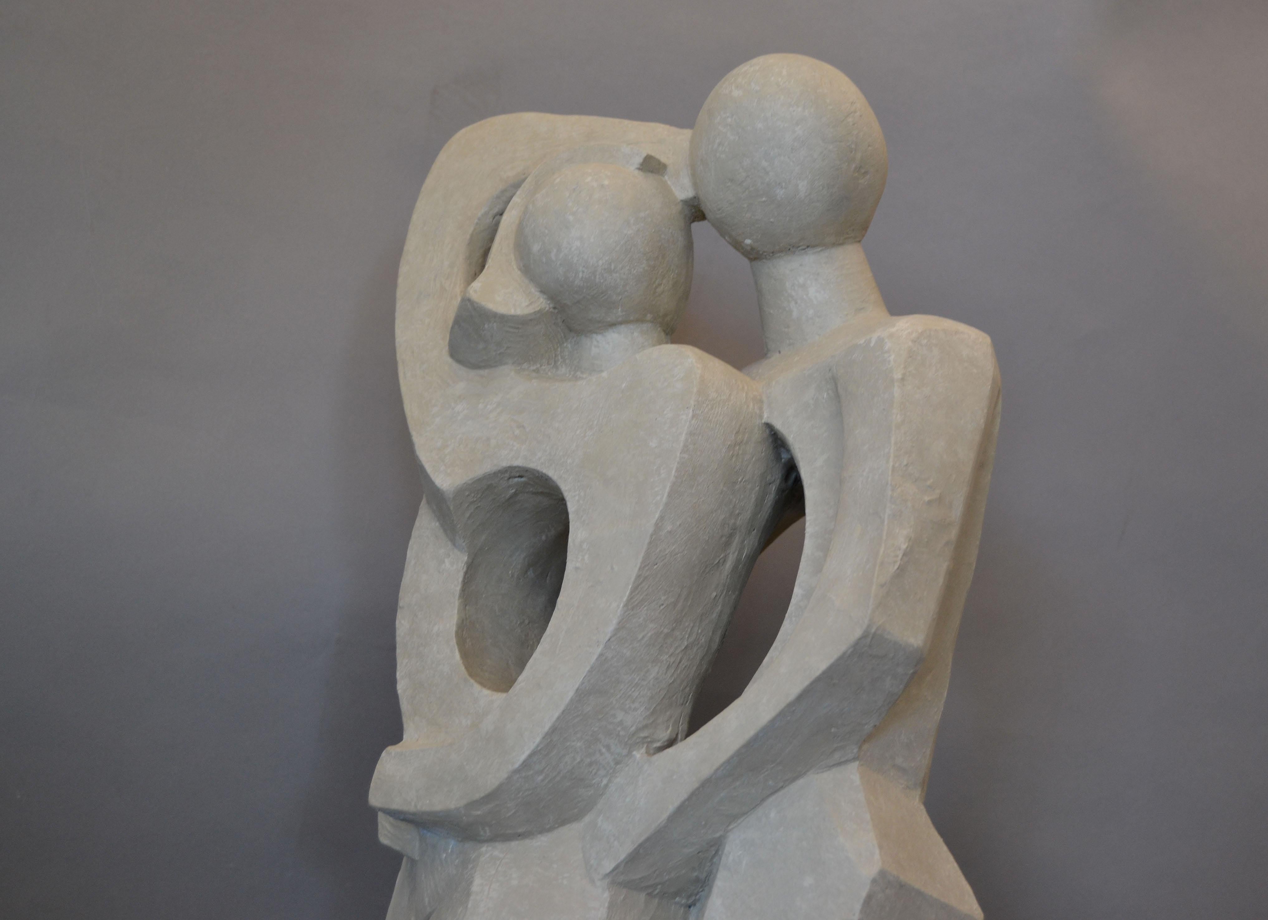Américain Sculpture géométrique abstraite moderne embrassant deux amoureux en plâtre gris en vente