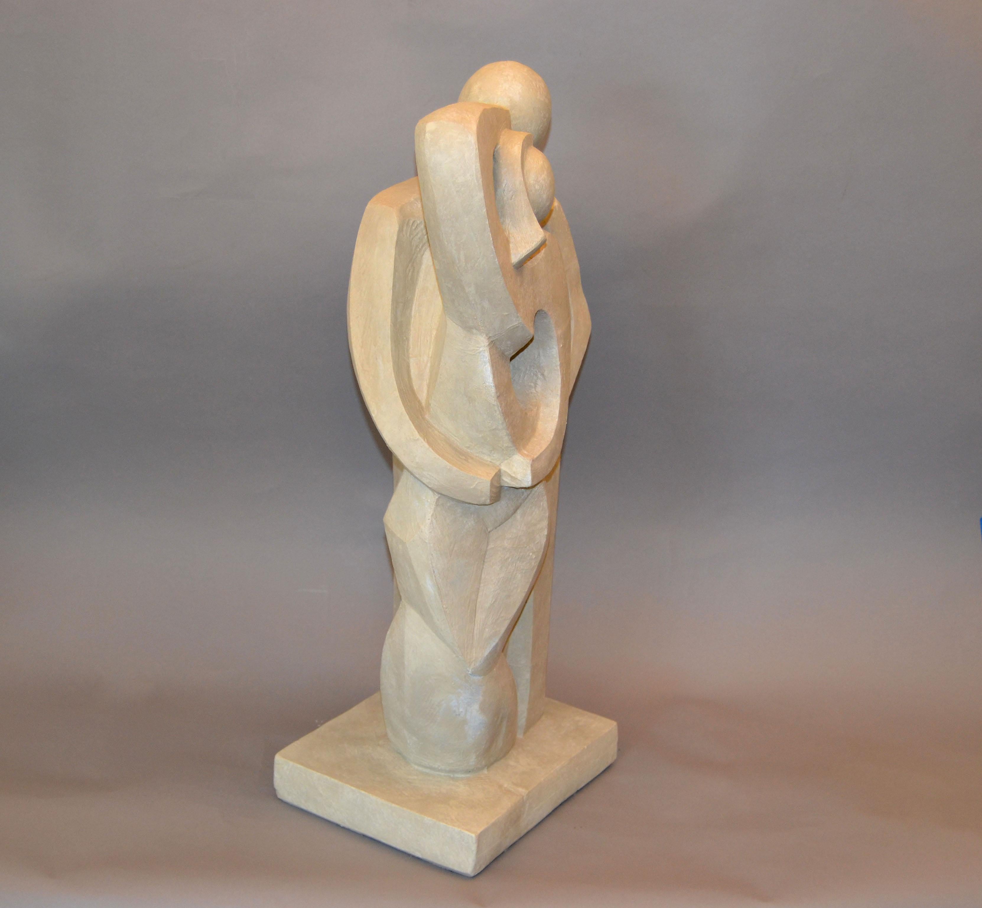 Sculpture géométrique abstraite moderne embrassant deux amoureux en plâtre gris Bon état - En vente à Miami, FL