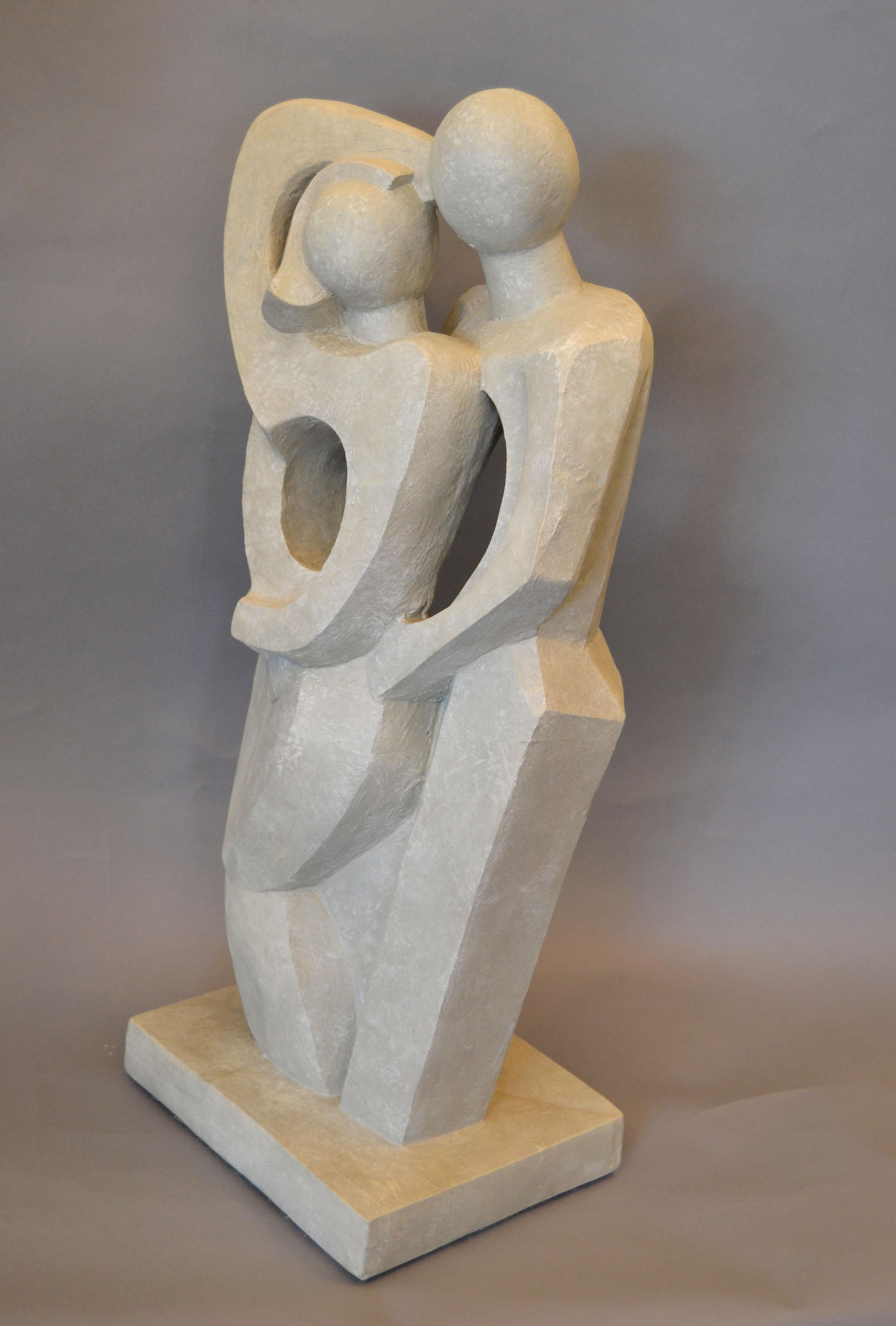 Peint Sculpture géométrique abstraite moderne embrassant deux amoureux en plâtre gris en vente