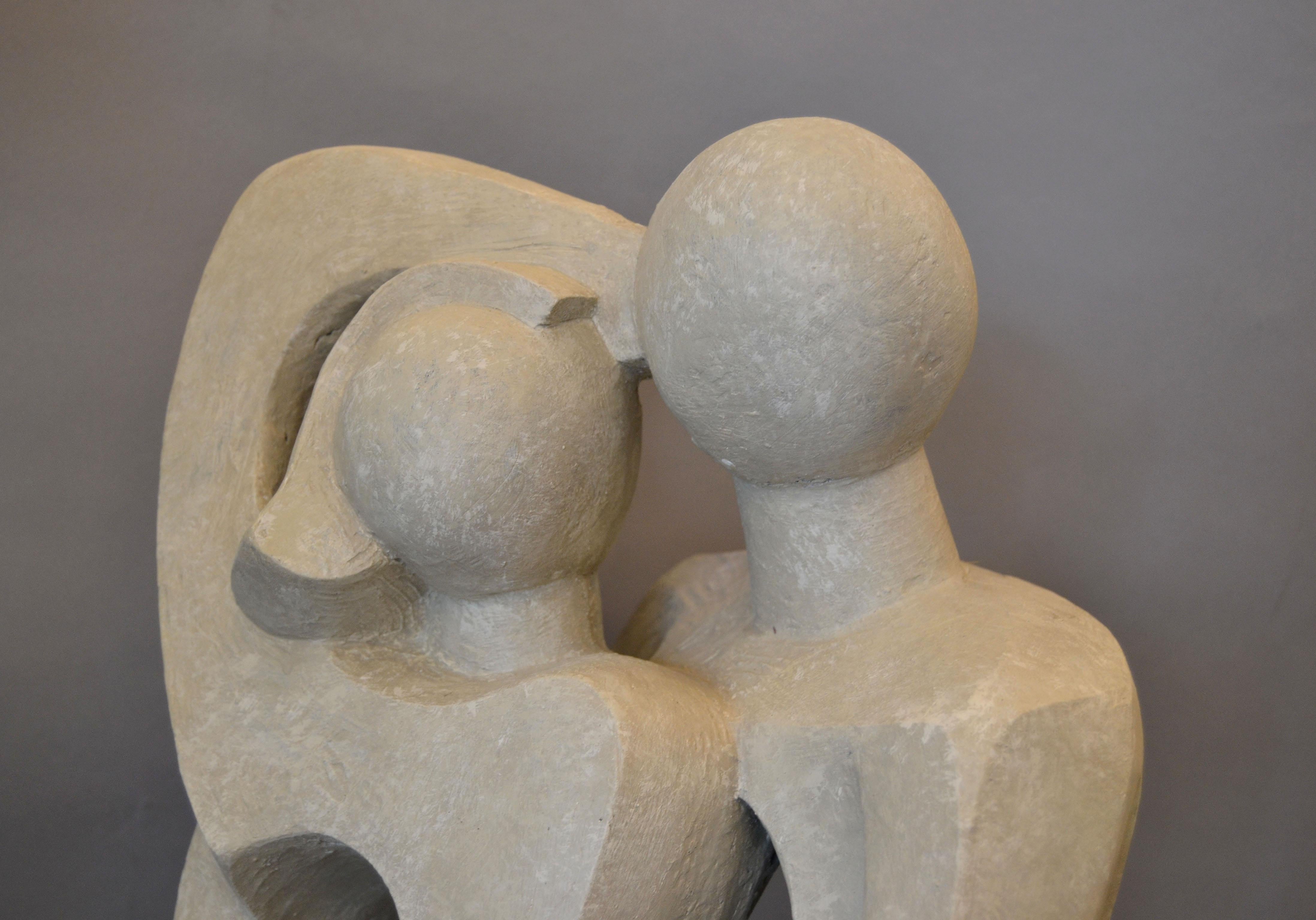 20ième siècle Sculpture géométrique abstraite moderne embrassant deux amoureux en plâtre gris en vente