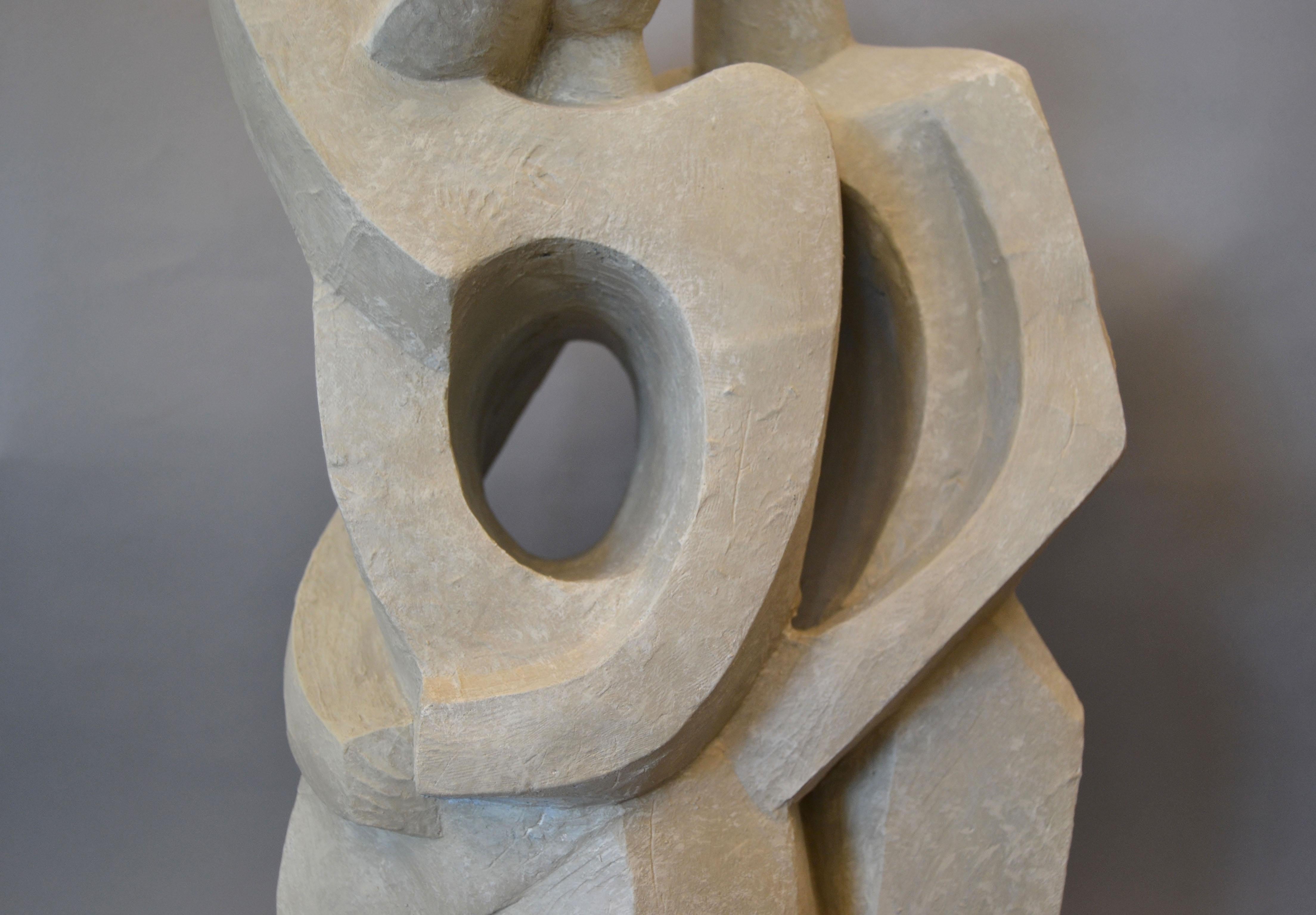 Modern Abstract Geometric Embracing Loving Couple Sculpture in Gray Plaster In Good Condition For Sale In Miami, FL