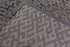 Tappeto moderno in seta grigio, astratto e geometrico, "Labyrinthine" di Doris Leslie Blau