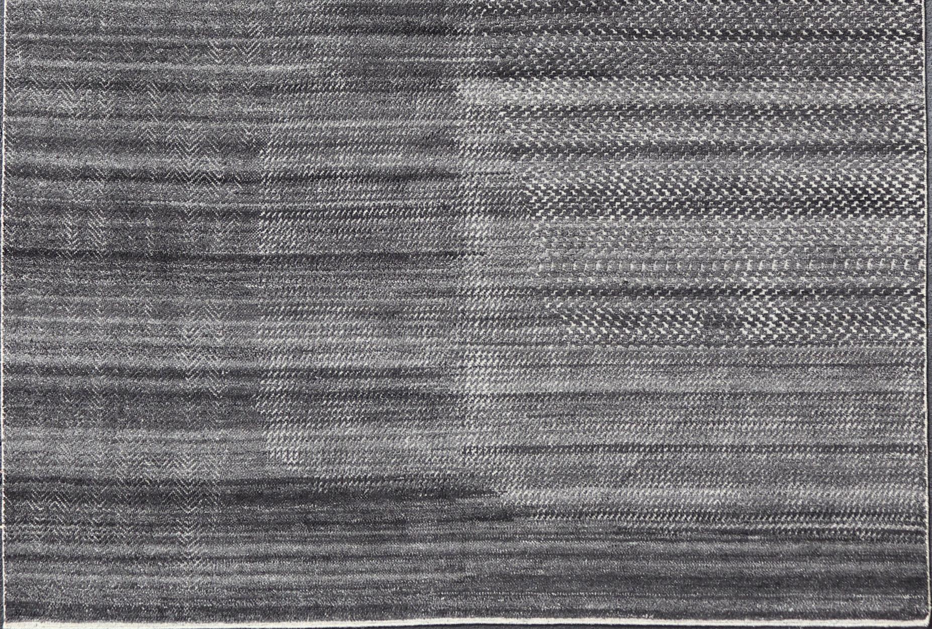 Tapis moderne abstrait noué à la main de Keivan Woven Arts en anthracite et ivoire en vente 2
