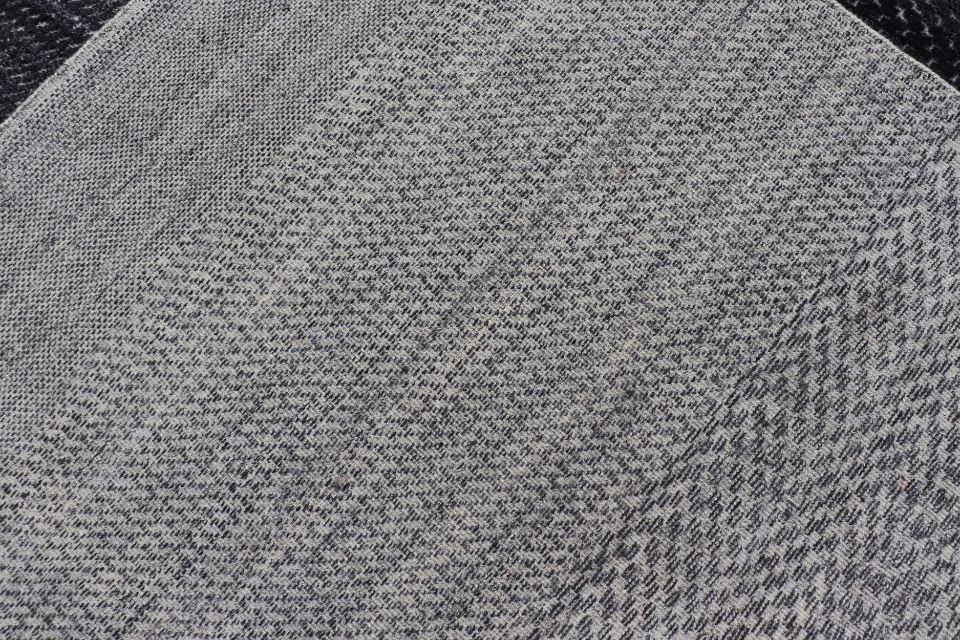 Tapis moderne abstrait noué à la main de Keivan Woven Arts en anthracite et ivoire en vente 3