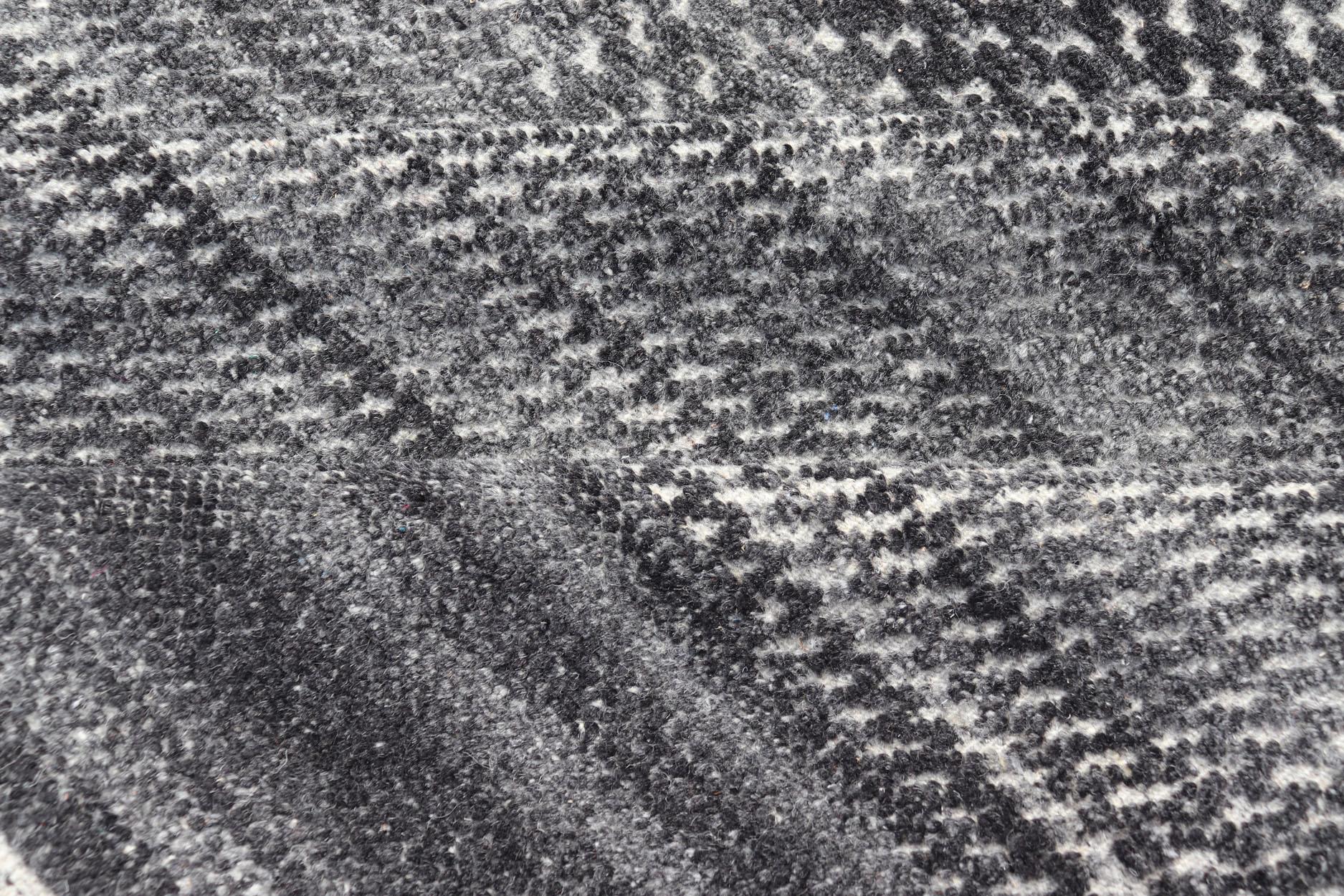Tapis moderne abstrait noué à la main de Keivan Woven Arts en anthracite et ivoire en vente 4