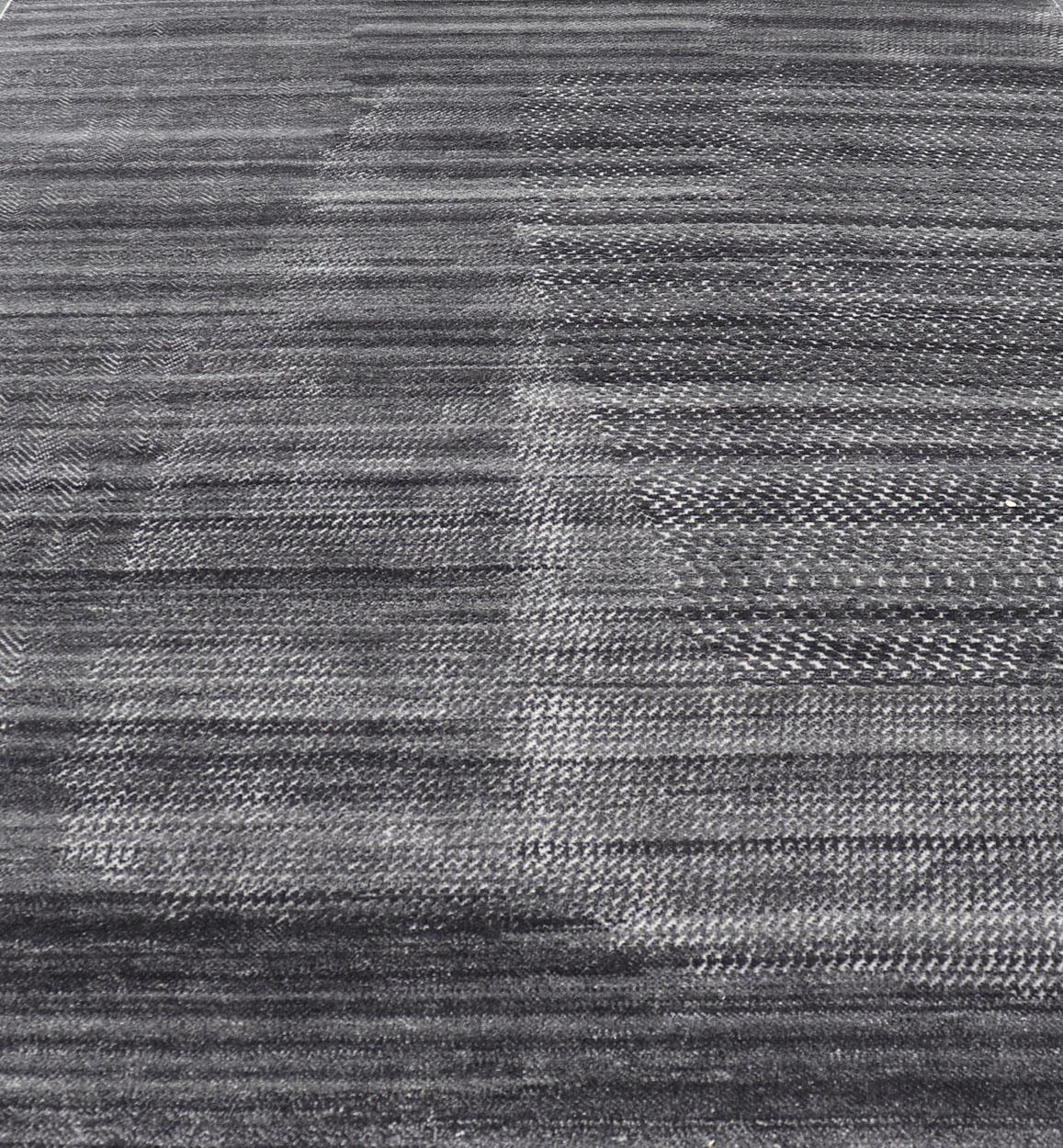 Tapis moderne abstrait noué à la main de Keivan Woven Arts en anthracite et ivoire en vente 5