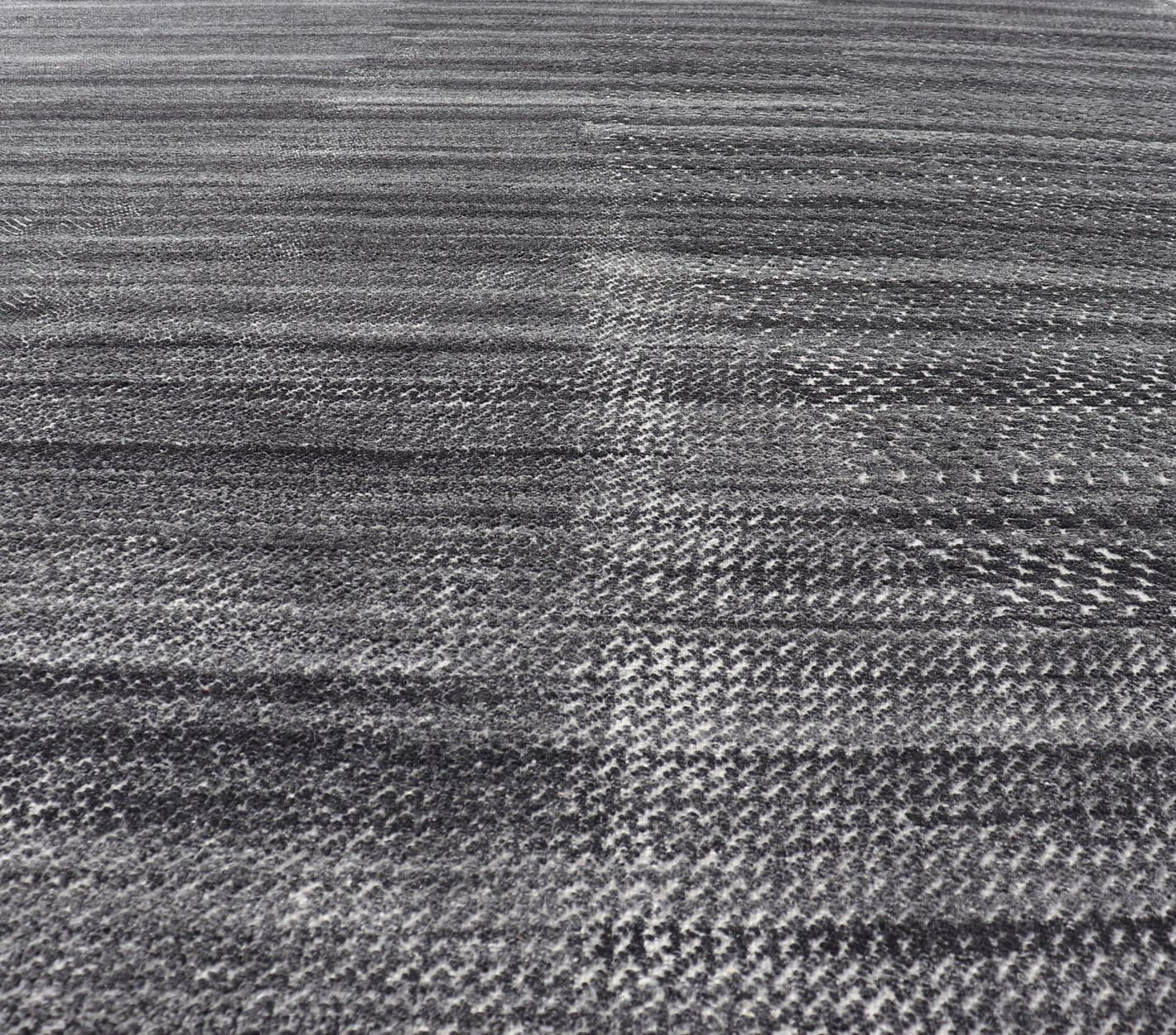 Tapis moderne abstrait noué à la main de Keivan Woven Arts en anthracite et ivoire en vente 6