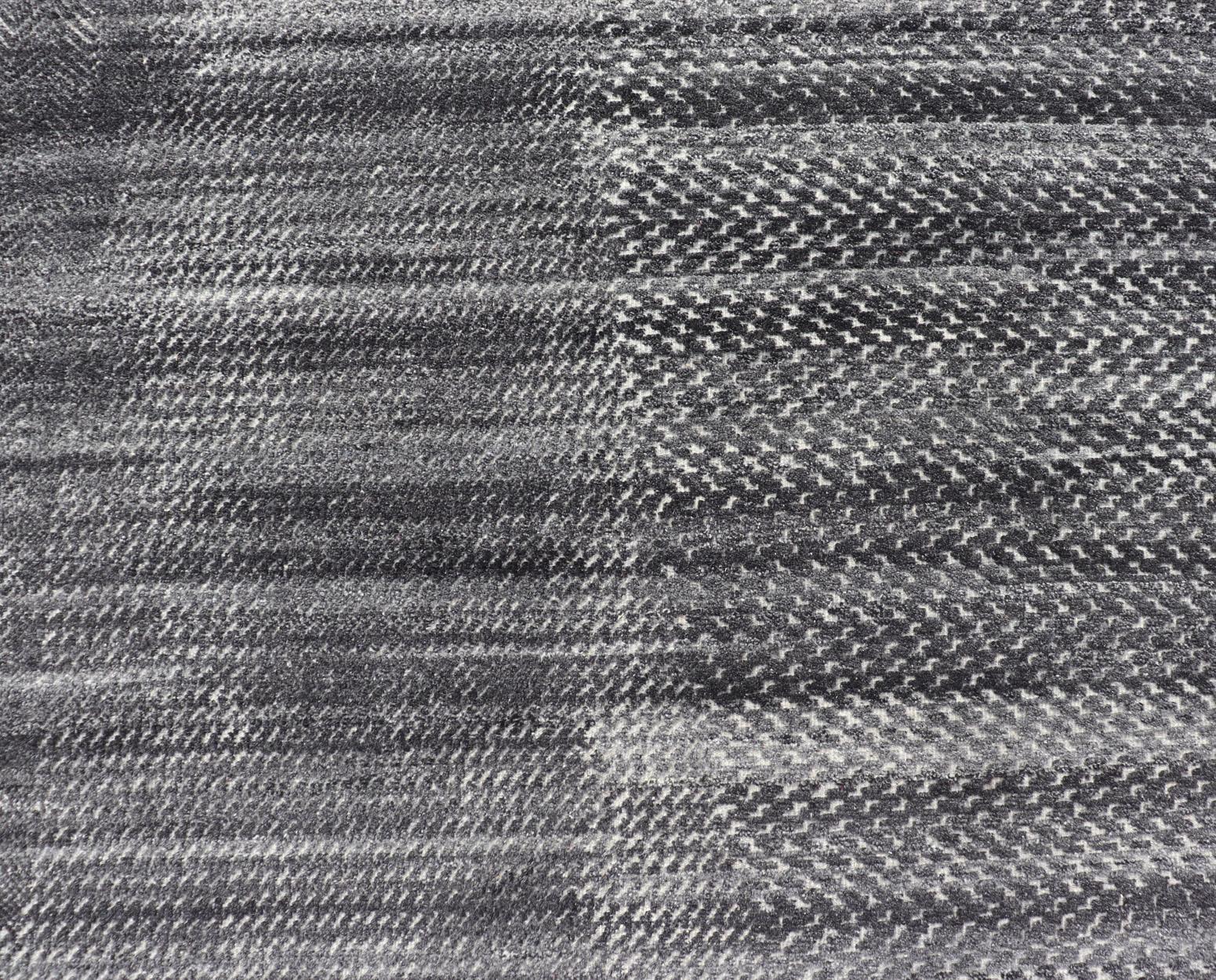 Tapis moderne abstrait noué à la main de Keivan Woven Arts en anthracite et ivoire en vente 7