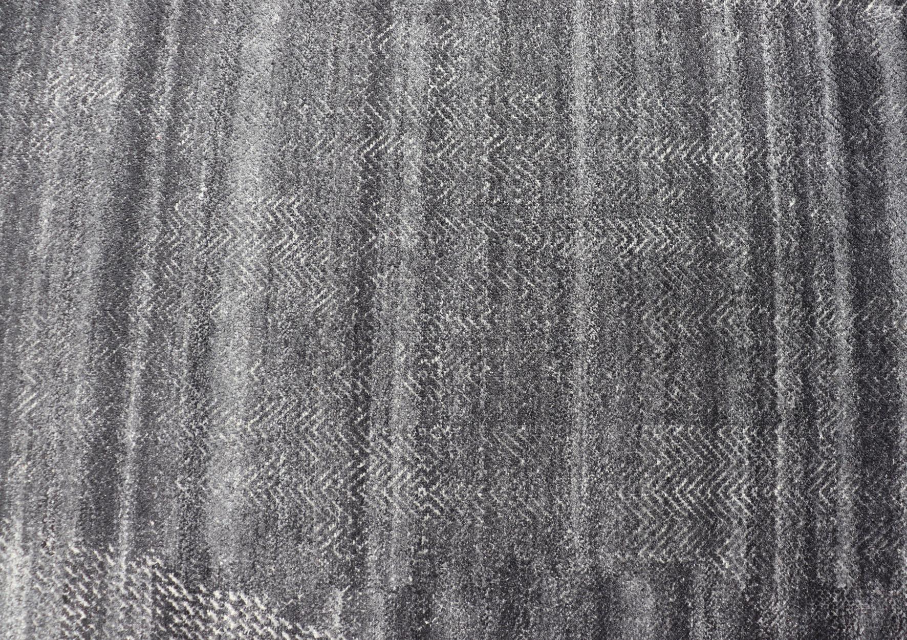 Moderne Tapis moderne abstrait noué à la main de Keivan Woven Arts en anthracite et ivoire en vente