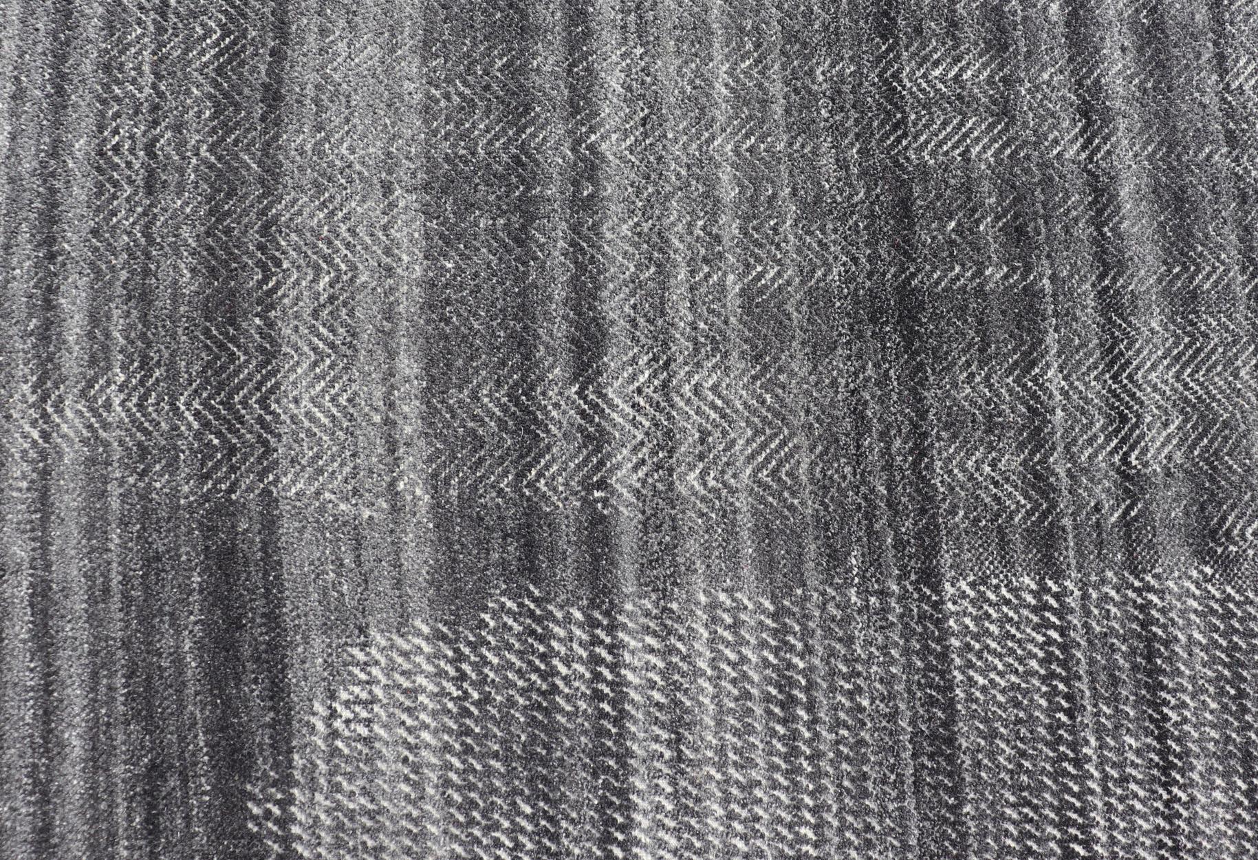 Indien Tapis moderne abstrait noué à la main de Keivan Woven Arts en anthracite et ivoire en vente