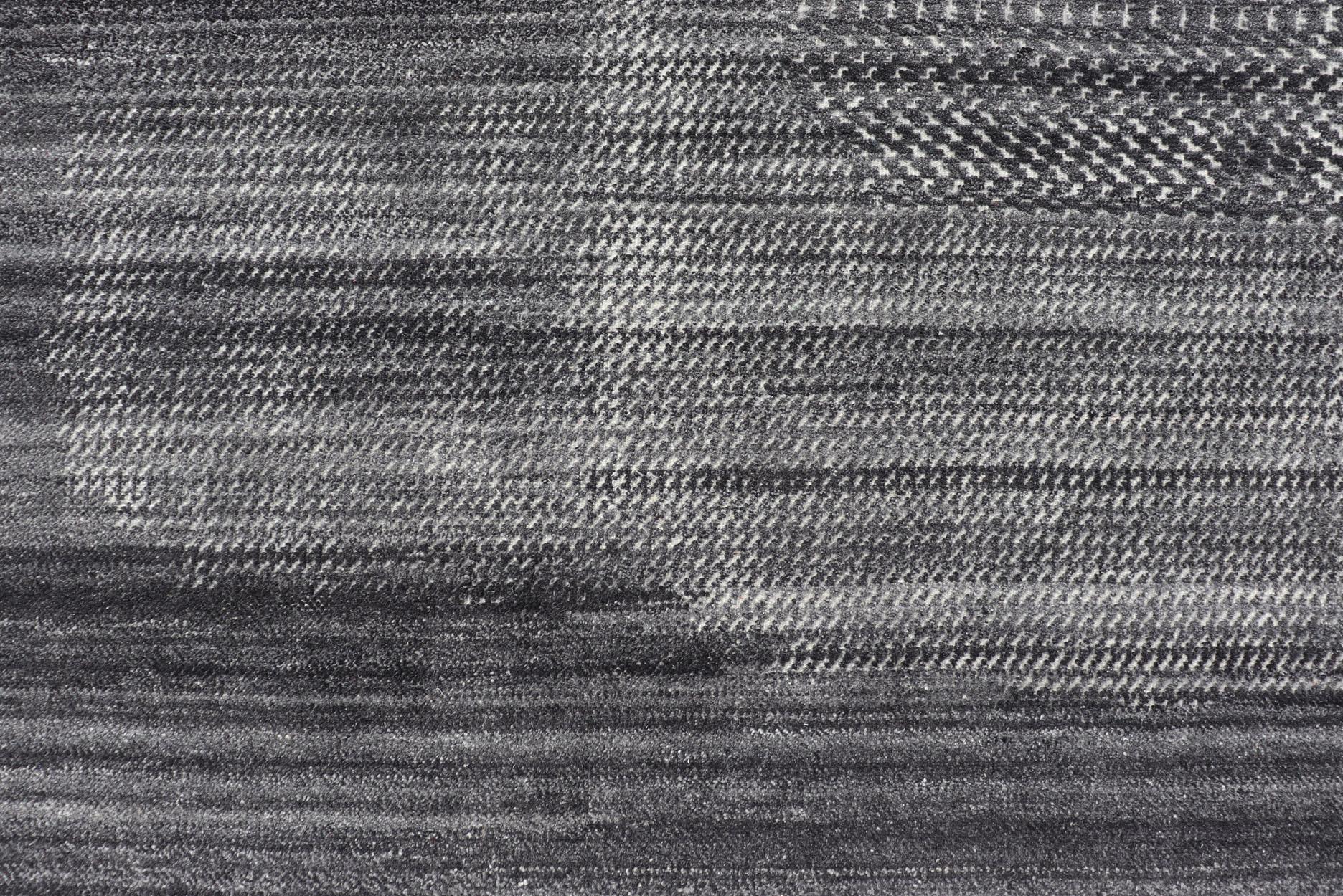 Noué à la main Tapis moderne abstrait noué à la main de Keivan Woven Arts en anthracite et ivoire en vente