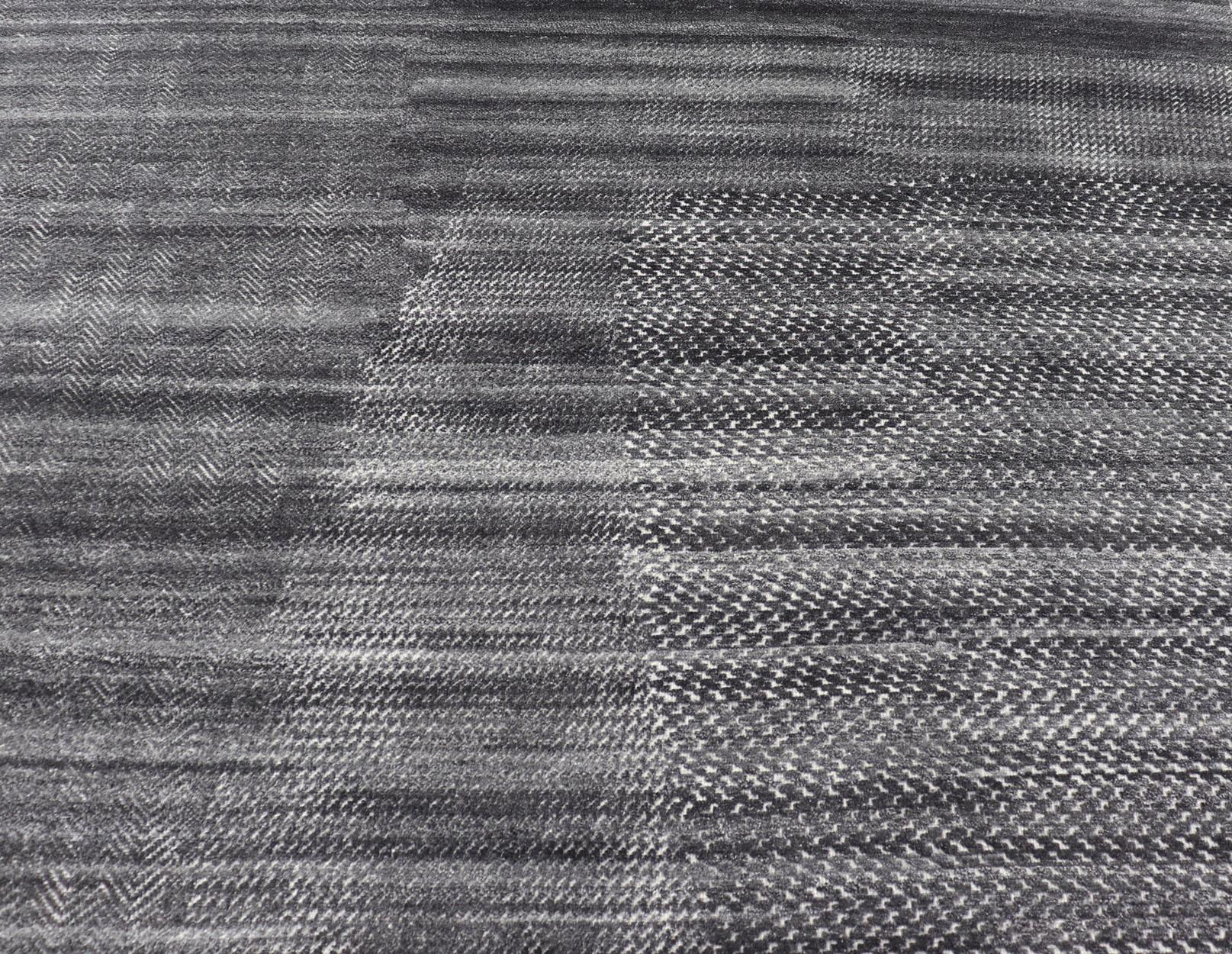 XXIe siècle et contemporain Tapis moderne abstrait noué à la main de Keivan Woven Arts en anthracite et ivoire en vente