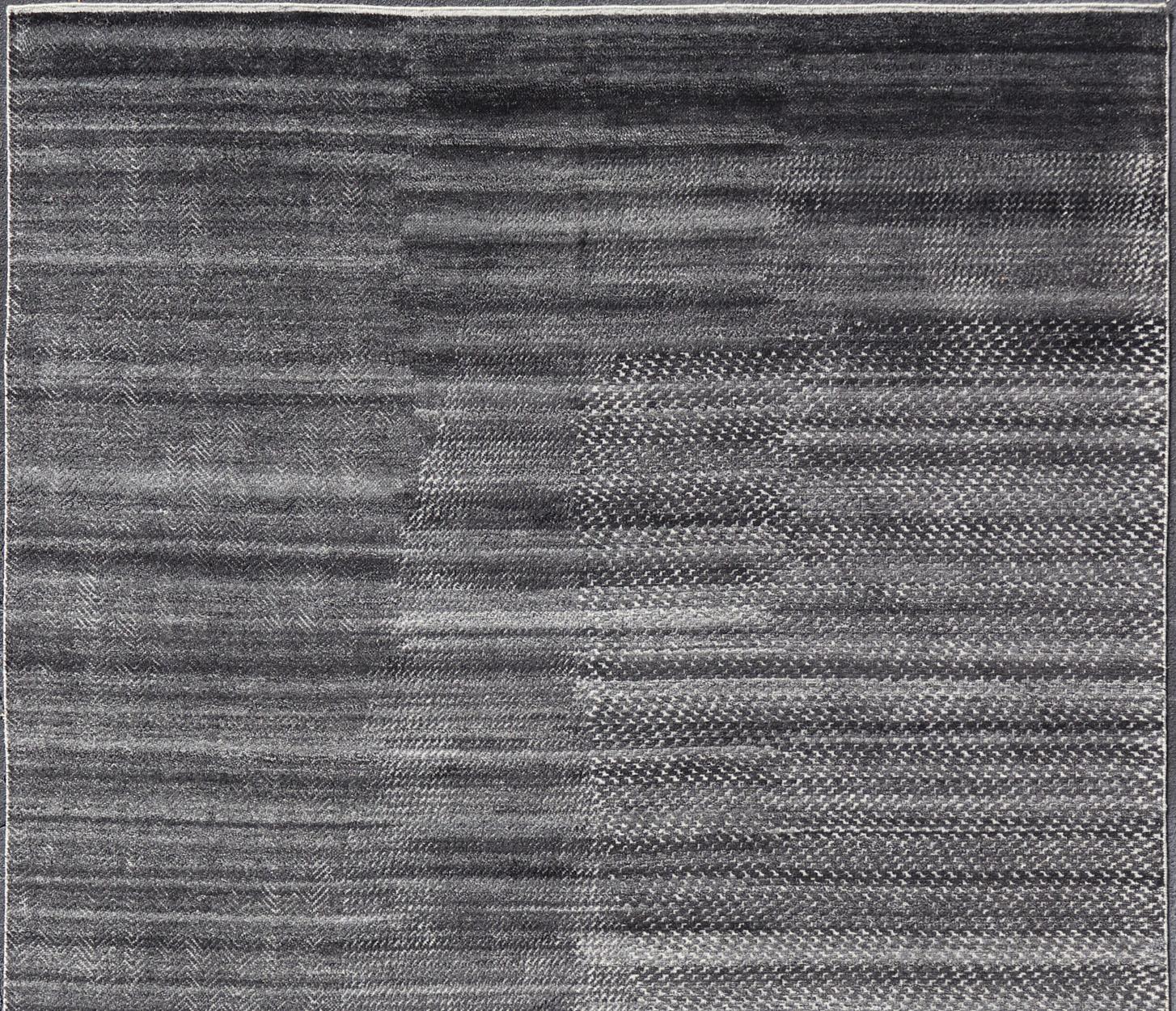Laine Tapis moderne abstrait noué à la main de Keivan Woven Arts en anthracite et ivoire en vente