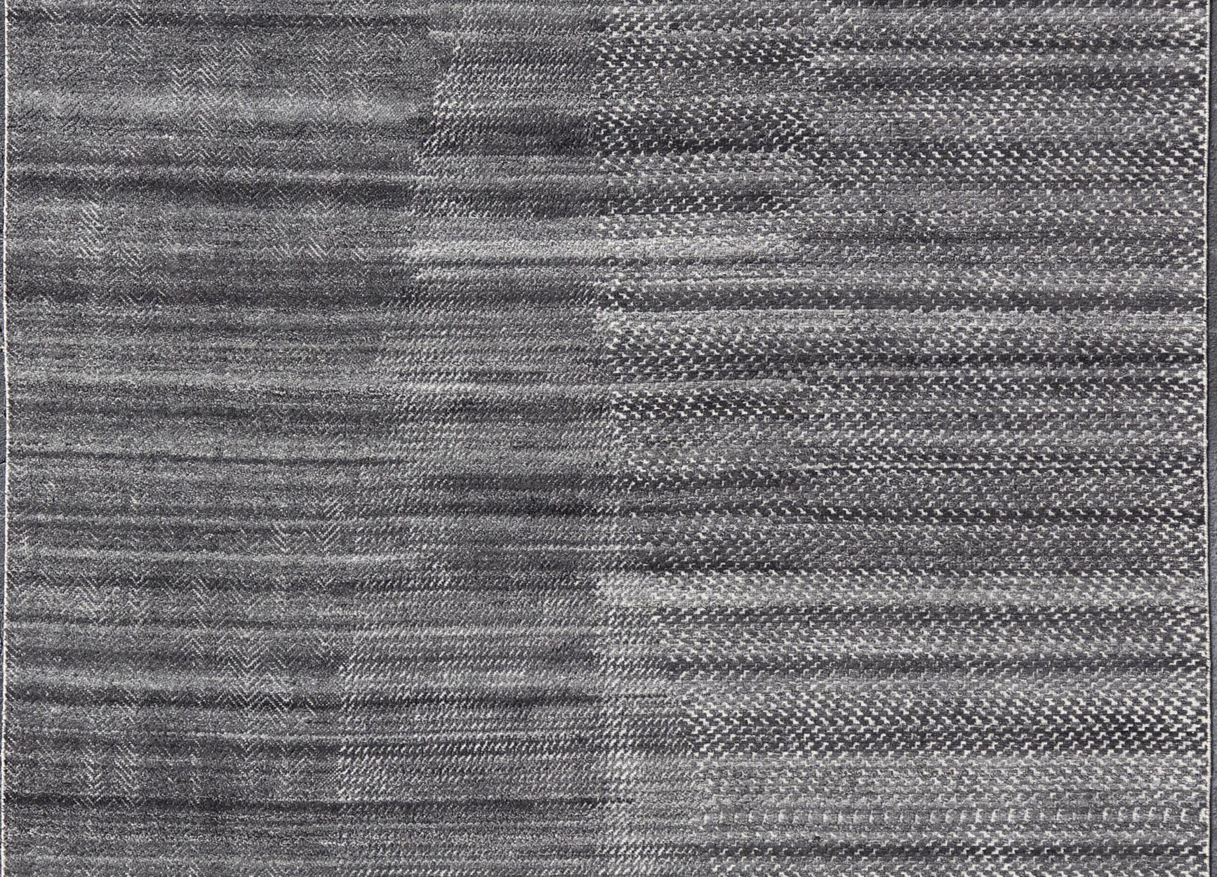 Tapis moderne abstrait noué à la main de Keivan Woven Arts en anthracite et ivoire en vente 1