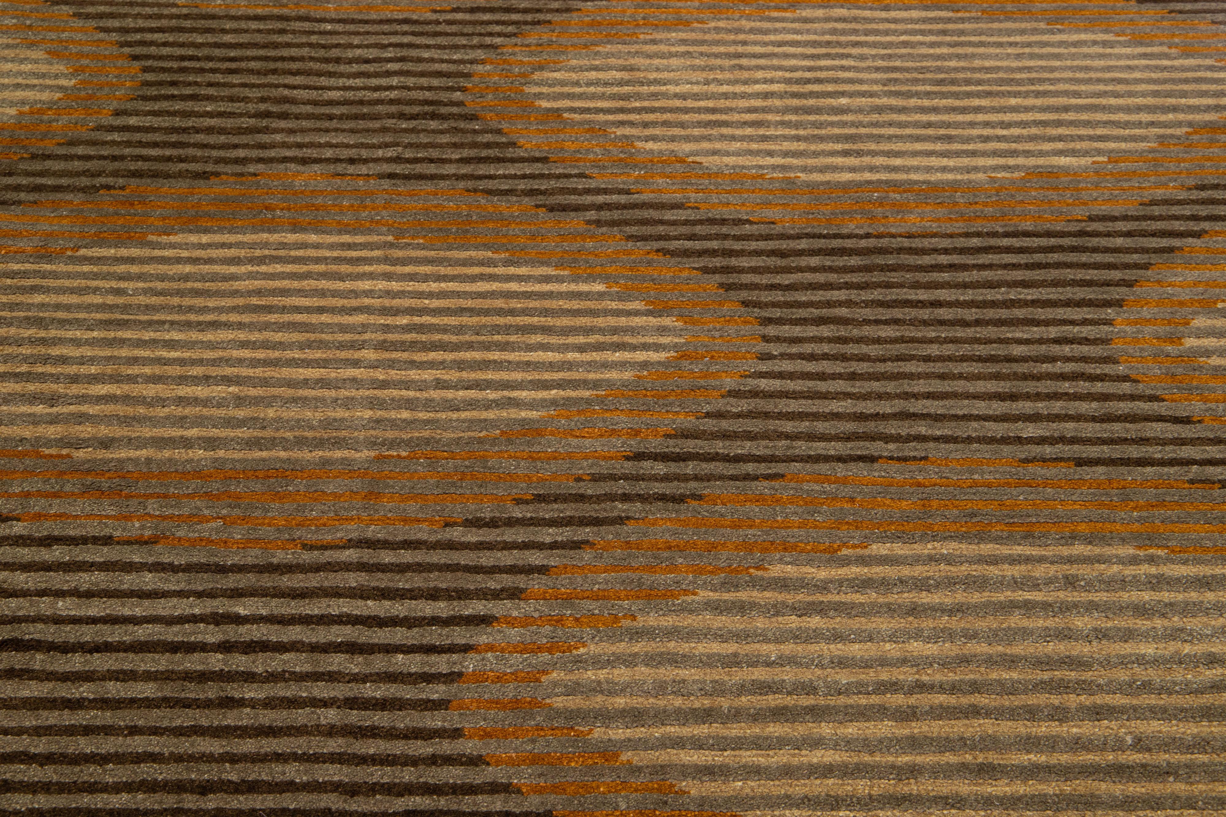  Moderner abstrakter handgetufteter Wollteppich in Braun im Zustand „Neu“ im Angebot in Norwalk, CT