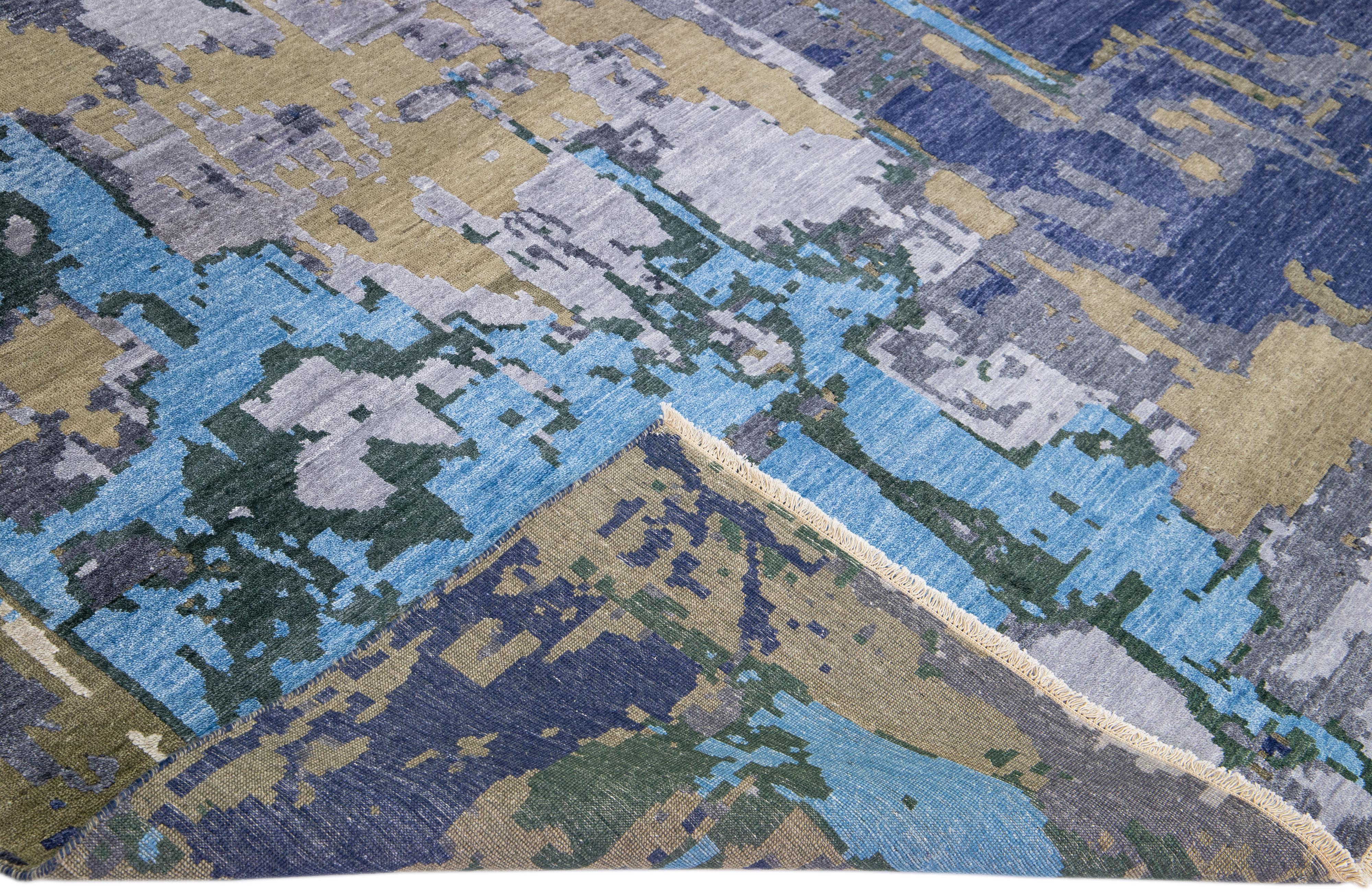 Schöner moderner indischer handgeknüpfter Woll- und Seidenteppich mit blauem Feld. Dieser moderne Teppich mit abstraktem Design hat grüne, braune und graue Akzente.

Dieser Teppich misst: 20 x 25 cm (8' x 10').

Die Teppiche werden vor dem