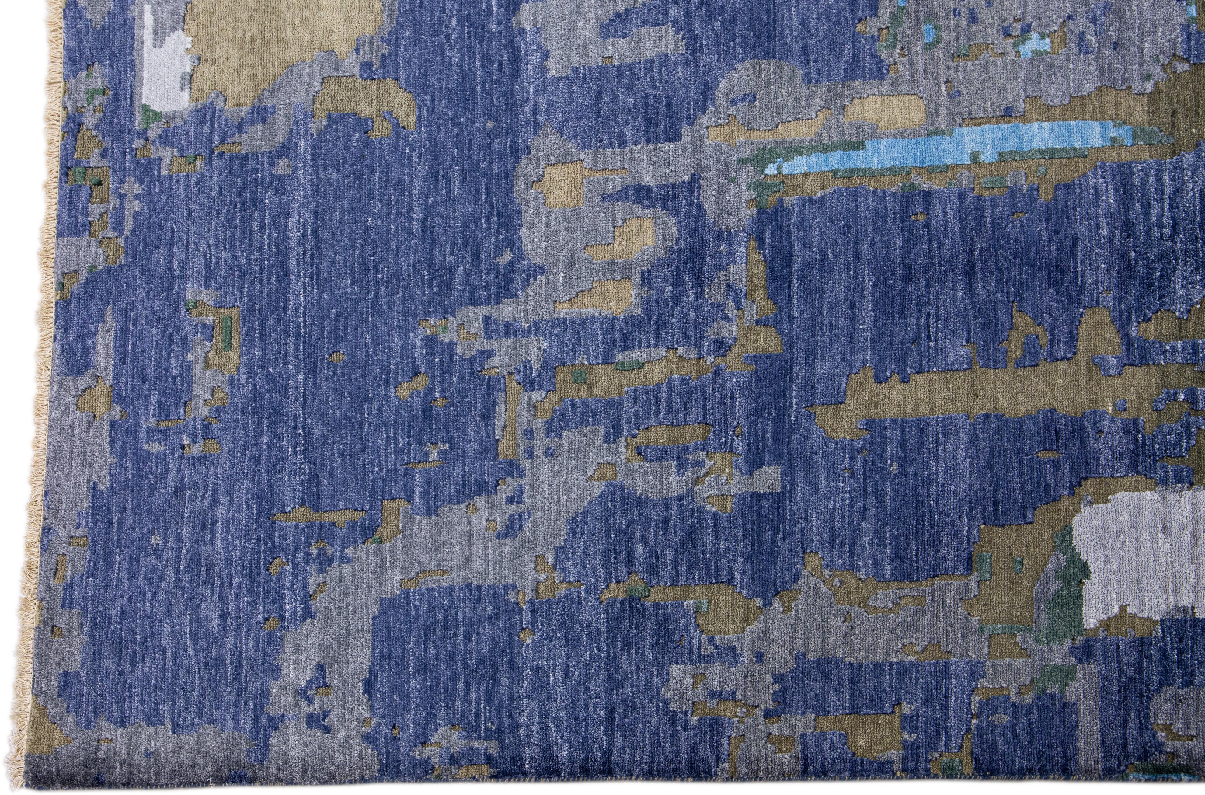 Moderner moderner abstrakter indischer handgefertigter Teppich aus blauer Wolle und Seide (Handgeknüpft) im Angebot