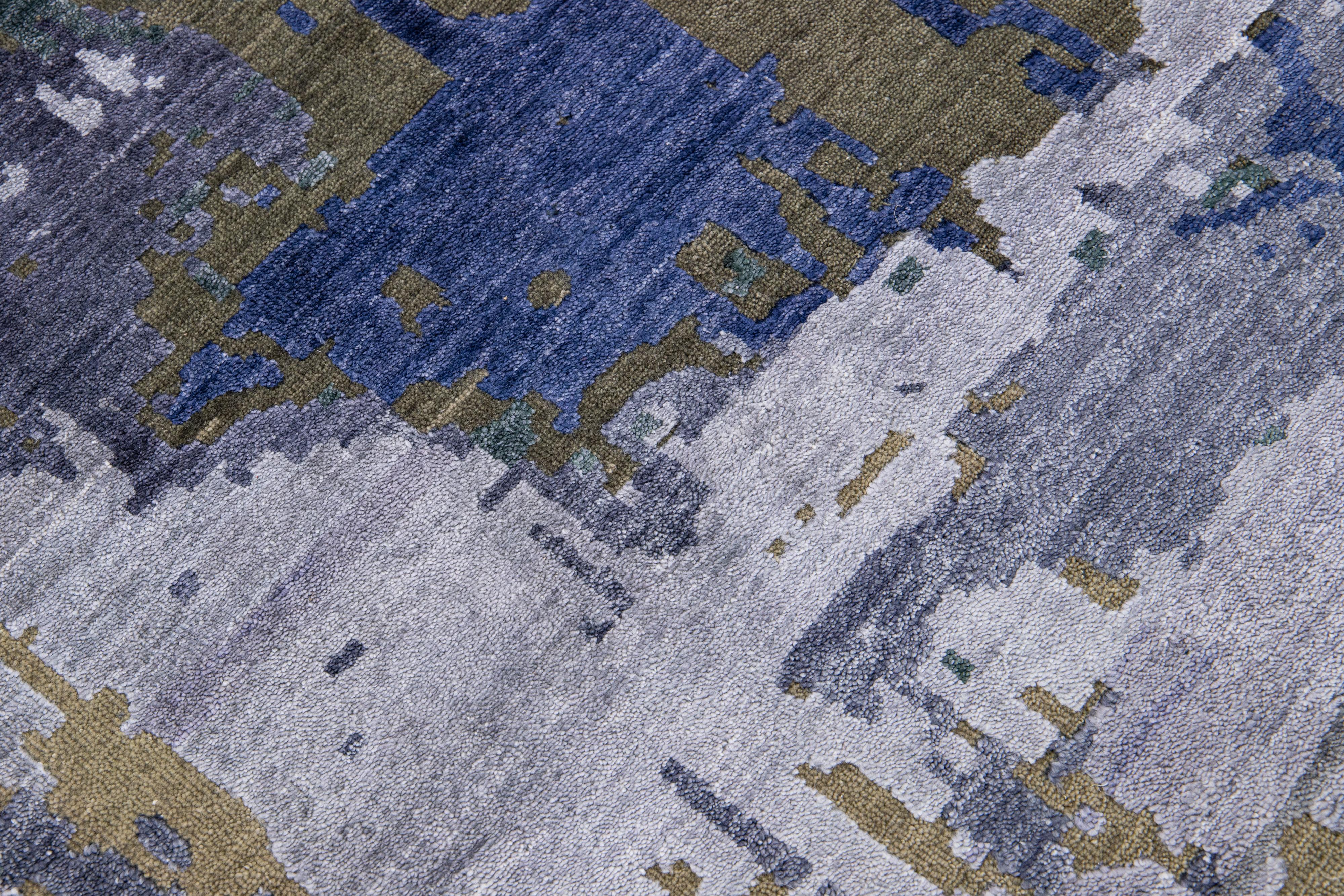 Moderner moderner abstrakter indischer handgefertigter Teppich aus blauer Wolle und Seide im Angebot 1
