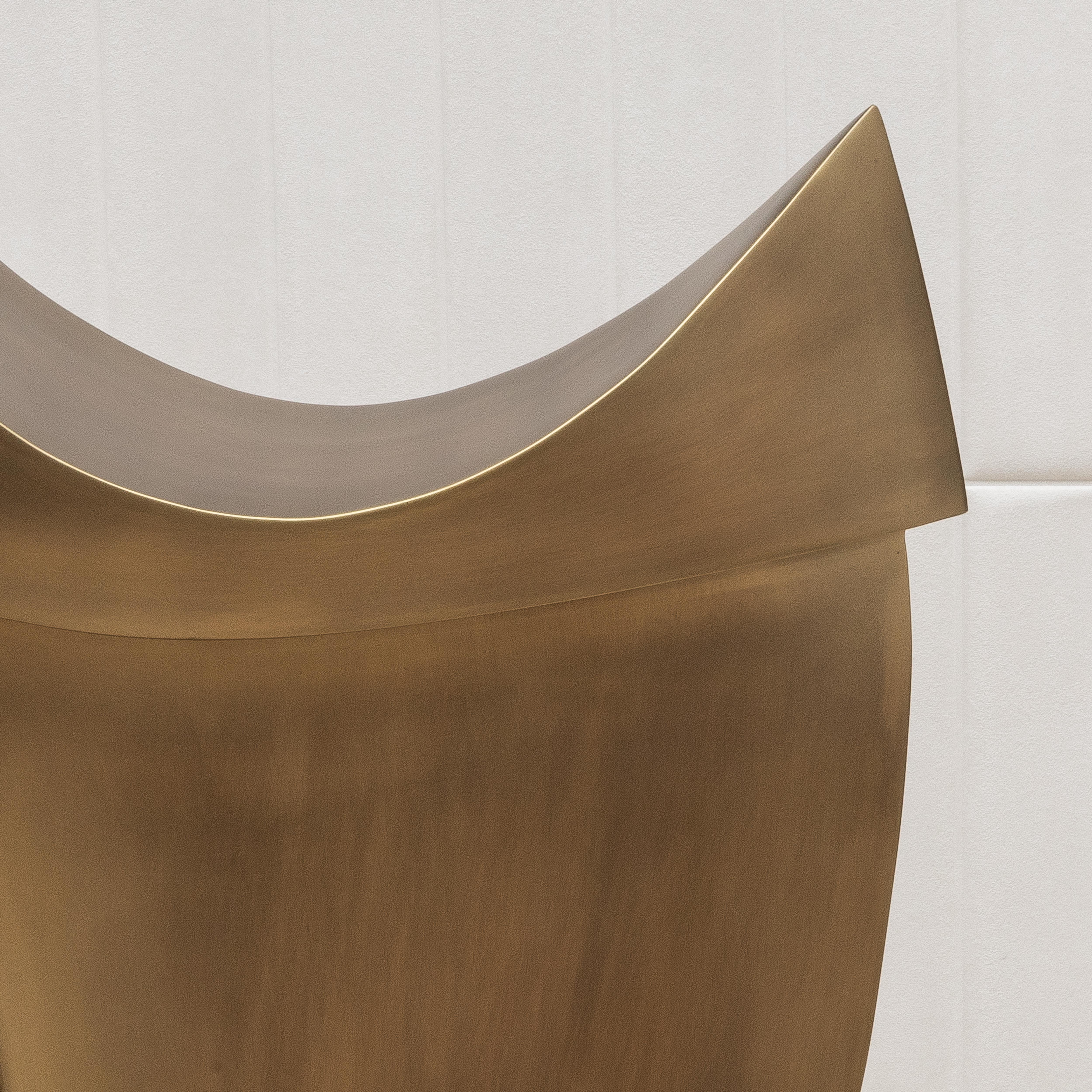 Art Déco Scultura moderna astratta a L in bronzo patinato ottone di Patrick Coard Paris in vendita